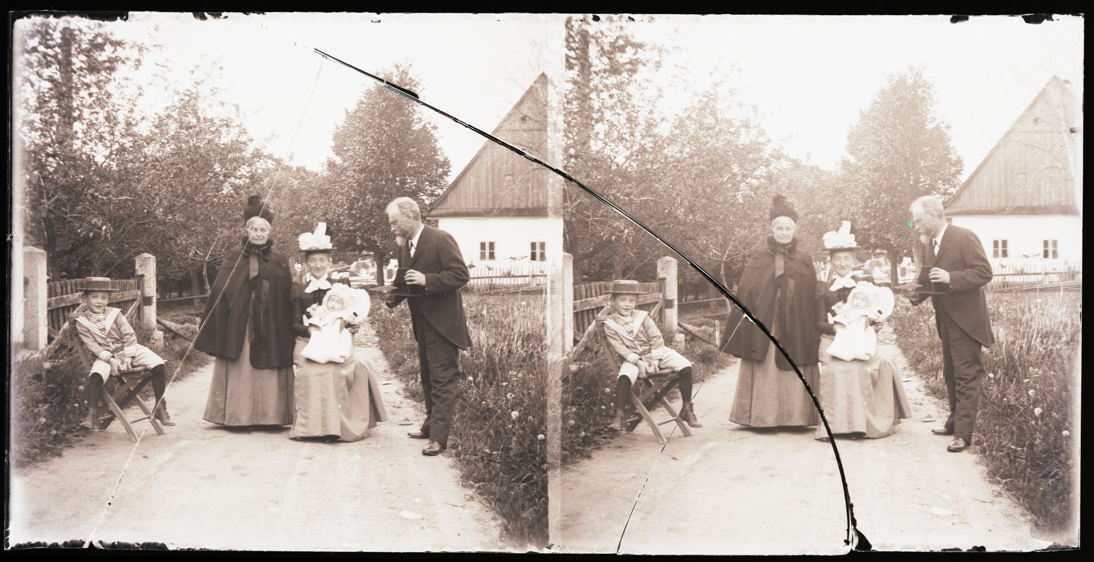 Náhledový obrázek Rodinný snímek ze Supíkovic, červen 1900 (skleněný stereonegativ) - 3