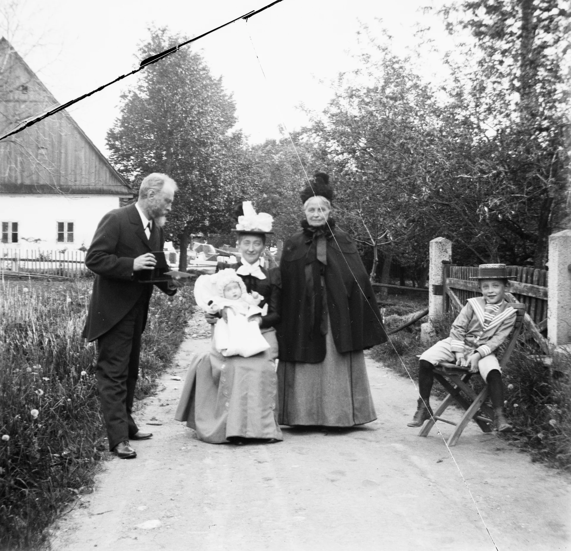 Náhledový obrázek předmětu Rodinný snímek ze Supíkovic, červen 1900 (skleněný stereonegativ)