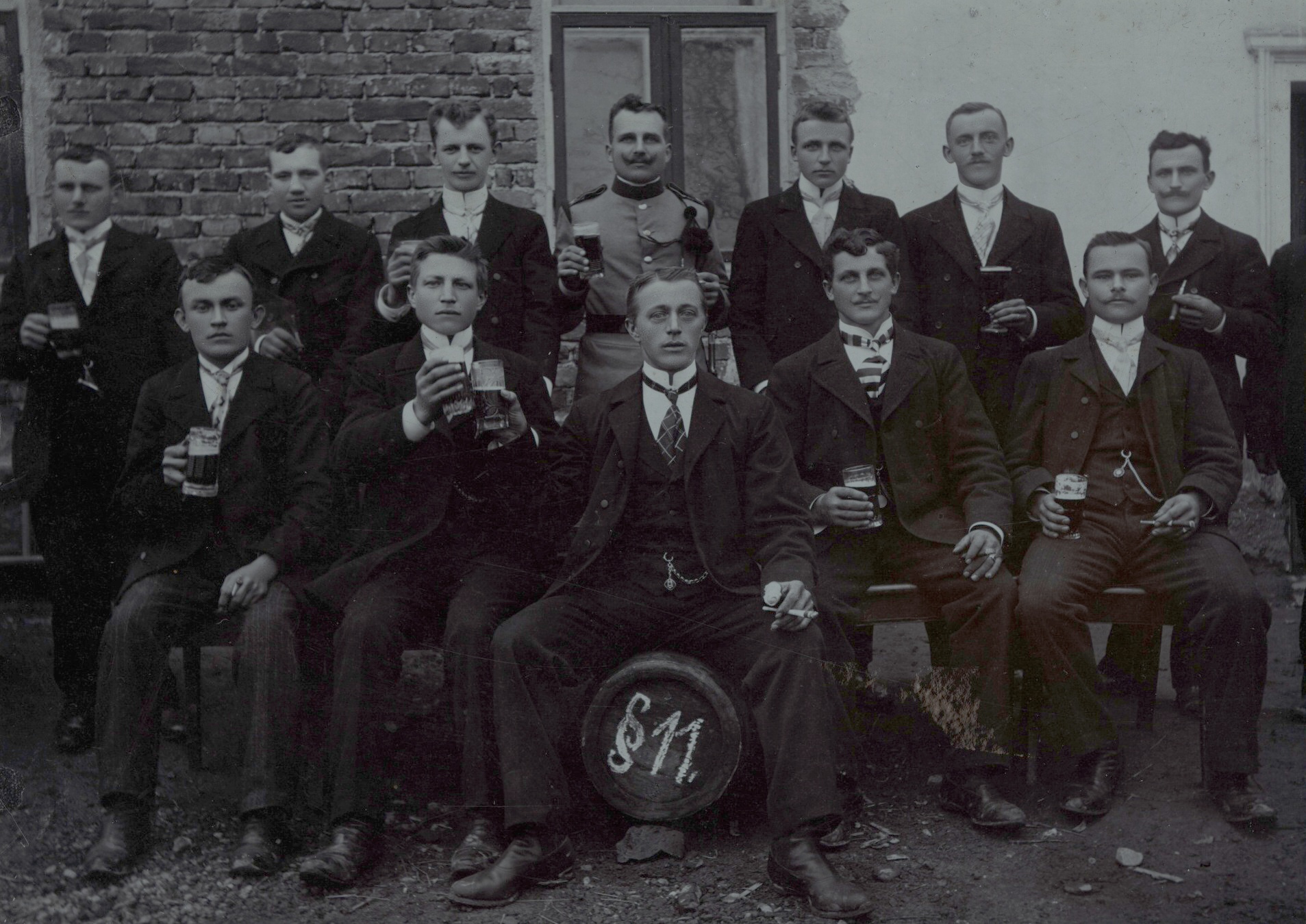 Náhledový obrázek Skupinový portrét před hospodou v Mikulovicích (černobílá fotografie) - 2