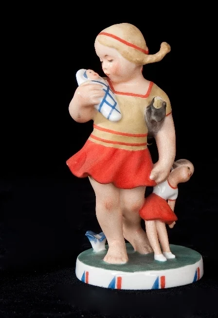 Náhledový obrázek předmětu Figurka děvčátka v žákovském kroji
