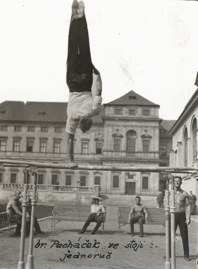 Náhledový obrázek předmětu František Pecháček předvádí stoj jednoruč na bradlech
