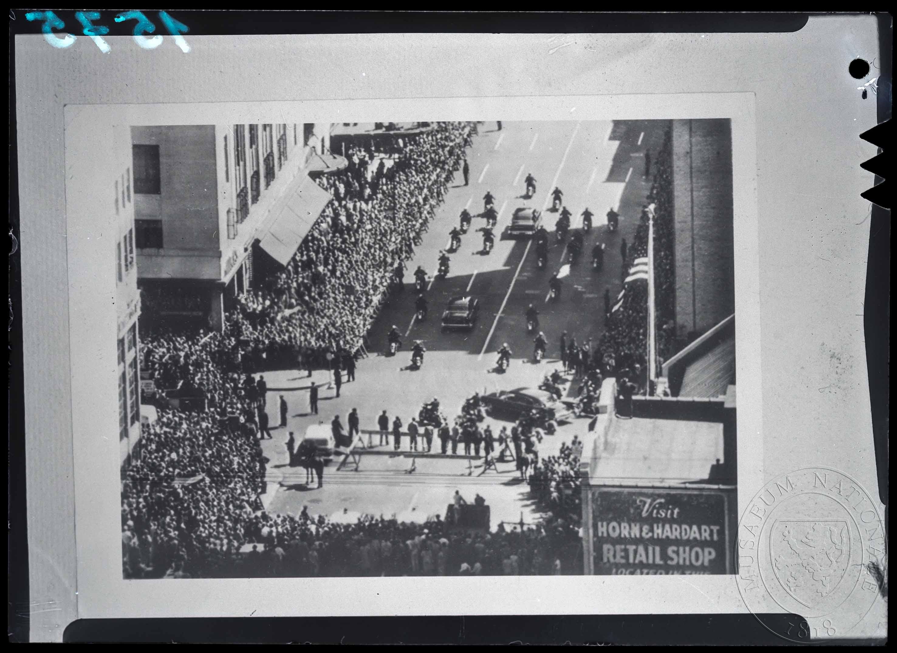 Náhledový obrázek Fotografie, státní návštěva projíždí ulicí metropole - 1