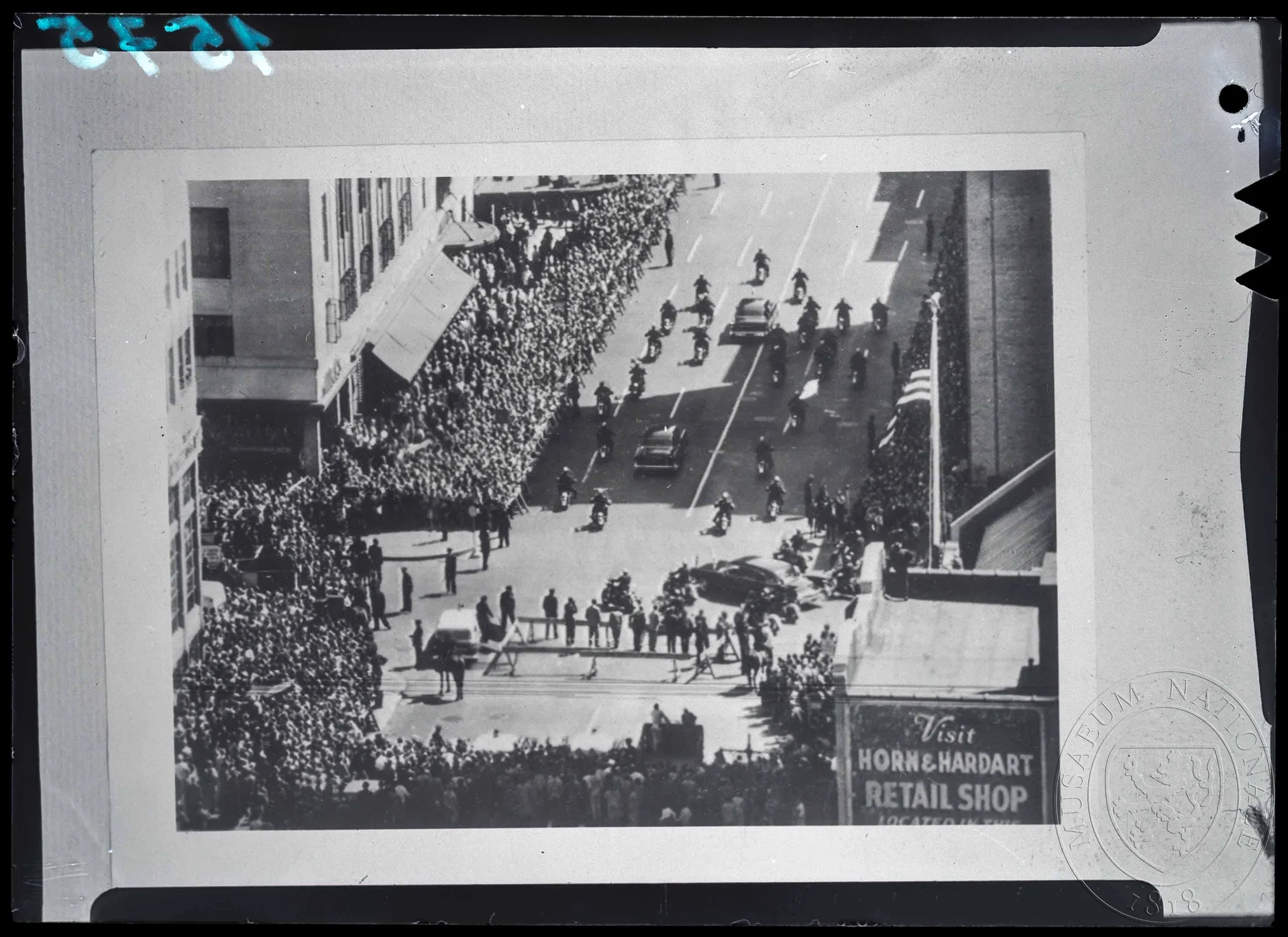 Obrázek Fotografie, státní návštěva projíždí ulicí metropole