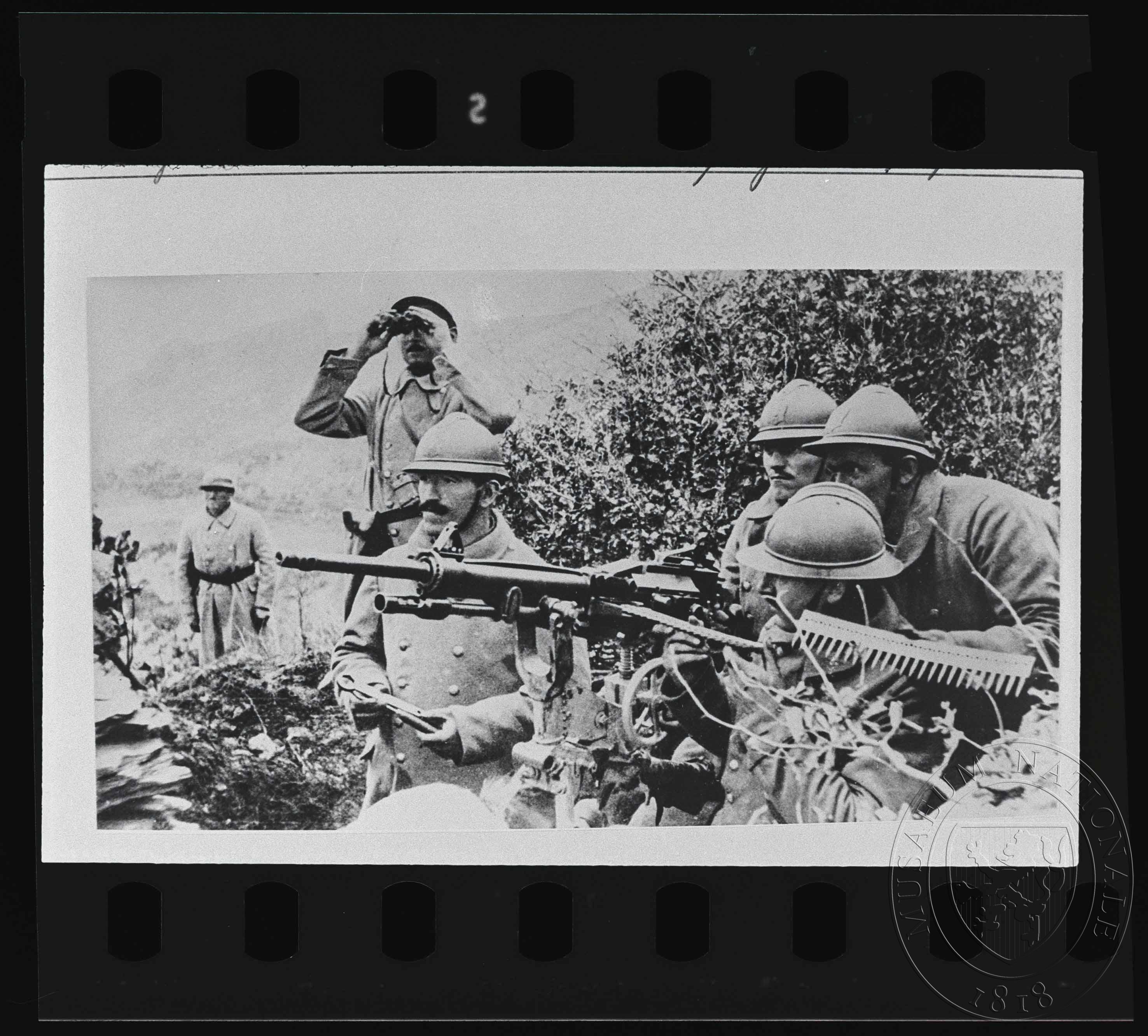 Náhledový obrázek Fotografie, skupinka vojáků v horách pozorování - 1