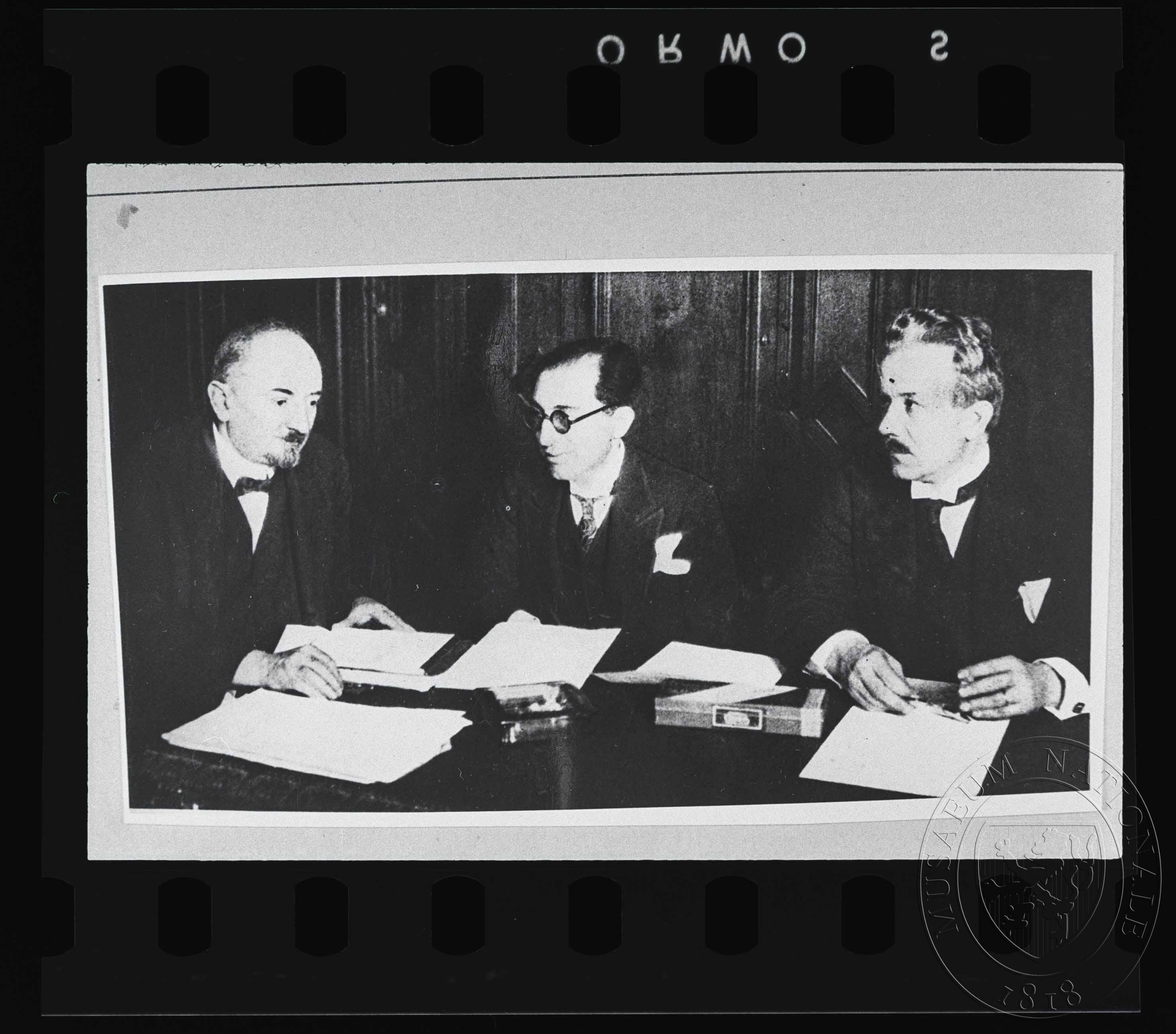 Náhledový obrázek Fotografie, tři zástupci politické reprezentace při jednání - 1