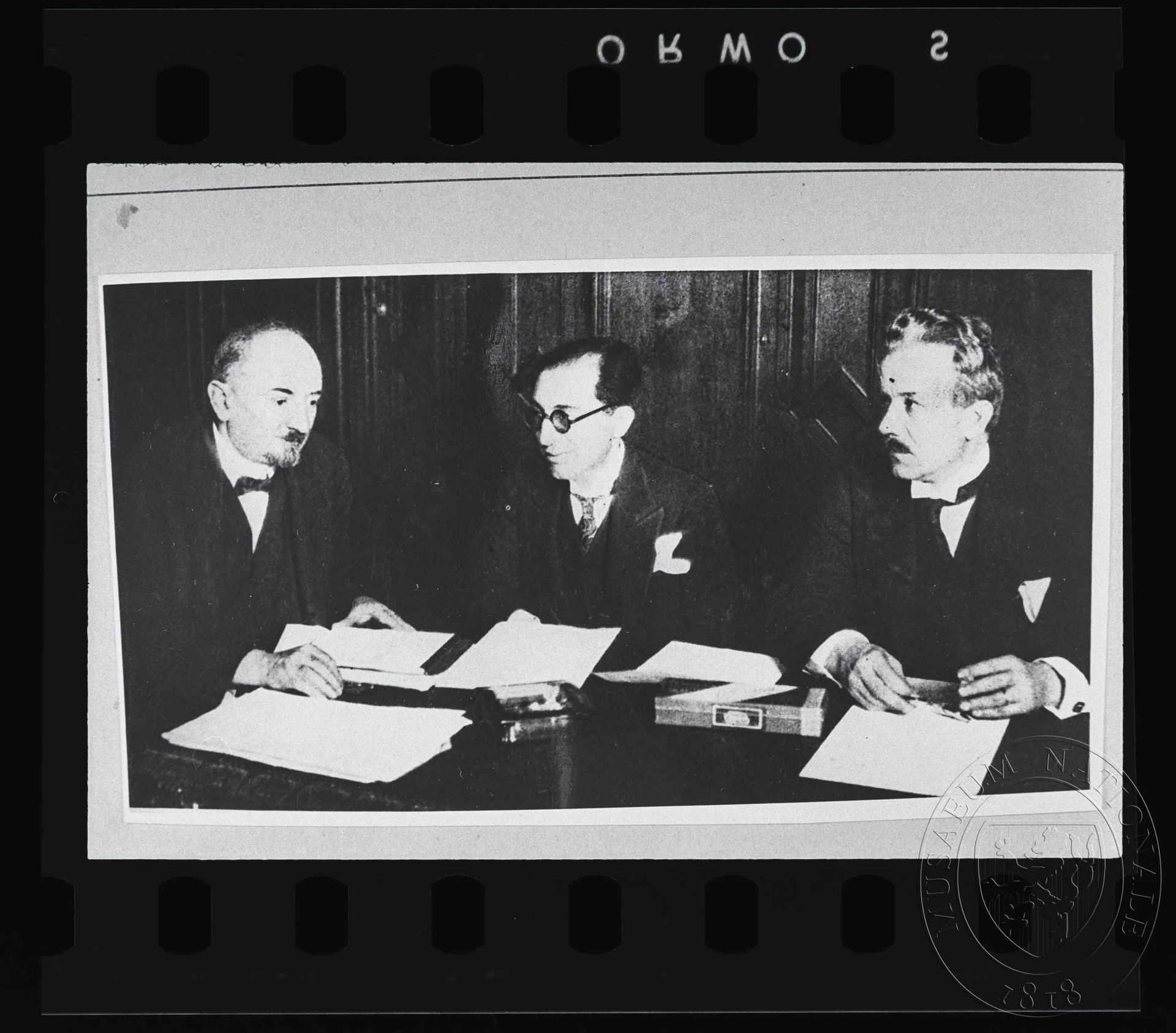 Obrázek Fotografie, tři zástupci politické reprezentace při jednání