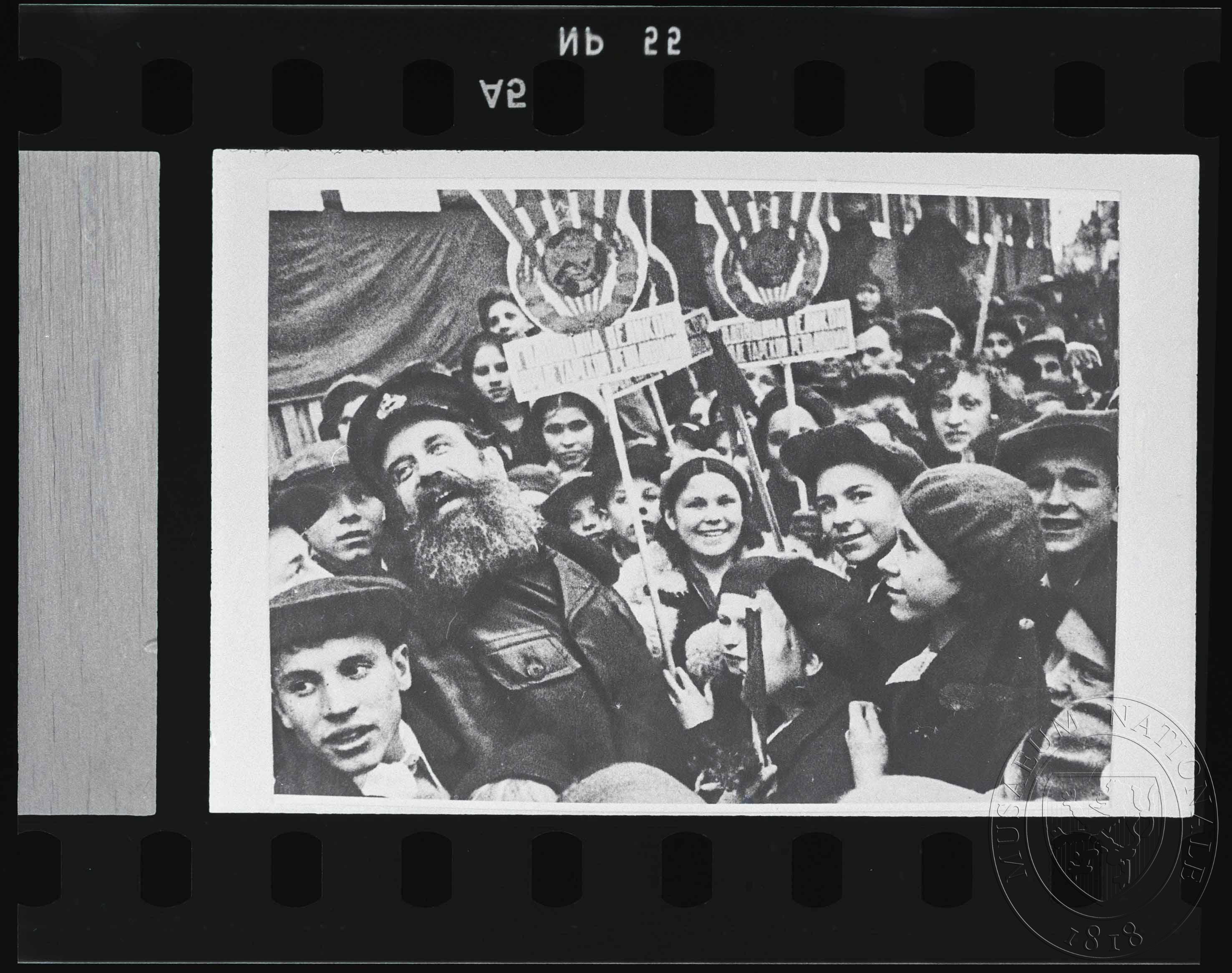 Náhledový obrázek Fotografie, protestní shromáždění komunistické mládeže - 1