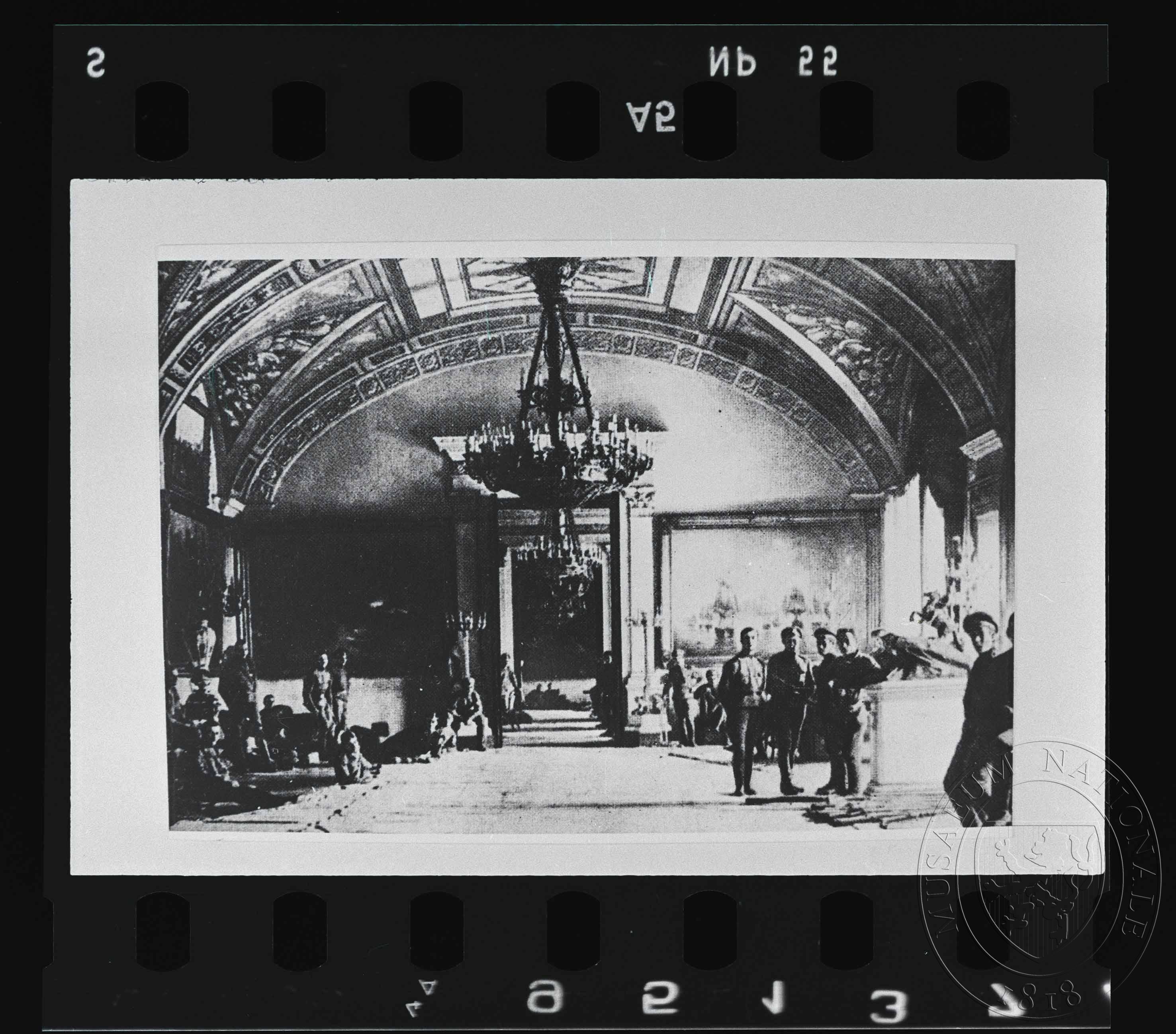 Náhledový obrázek Fotografie, vojáci v sále Zimního paláce - 1