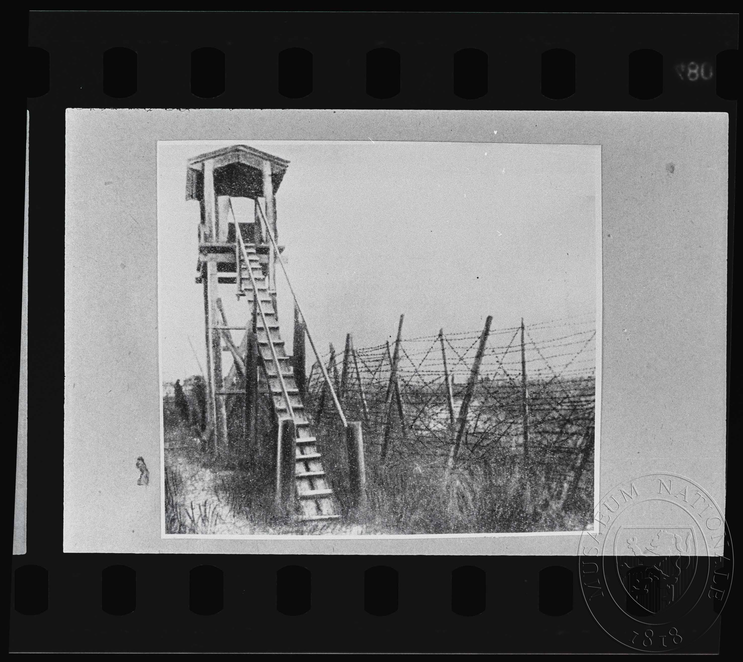 Náhledový obrázek Fotografie, vojenská pozorovatelna vedle ostnatého drátu - 1