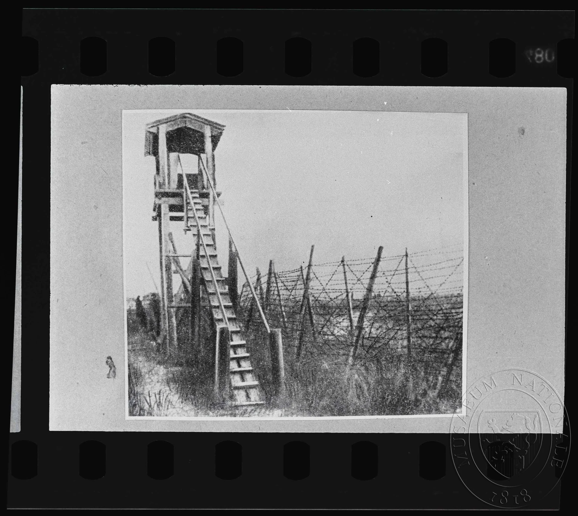 Obrázek Fotografie, vojenská pozorovatelna vedle ostnatého drátu