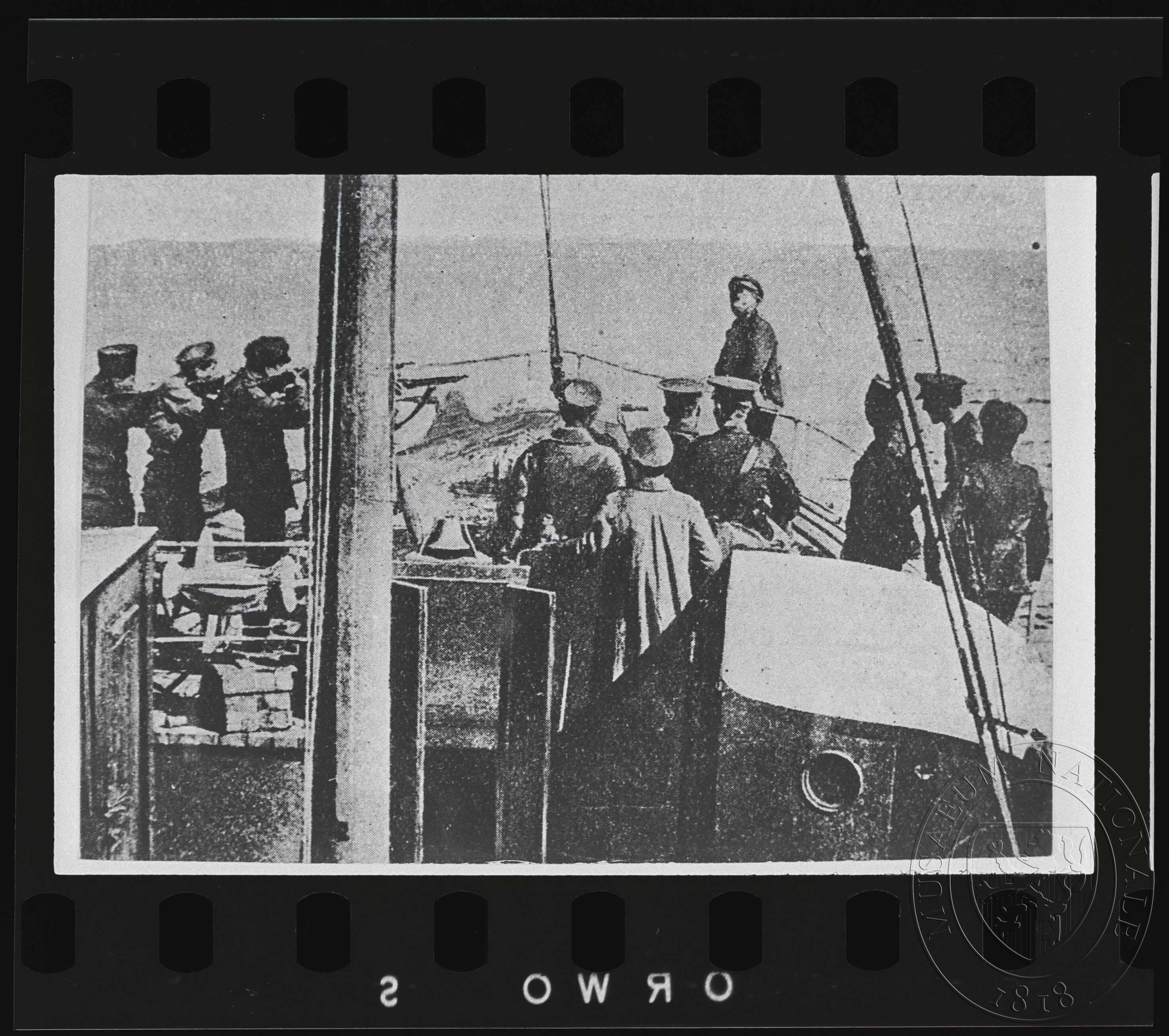 Náhledový obrázek Fotografie, vojáci při střelbě do nepřítele na lodi - 1