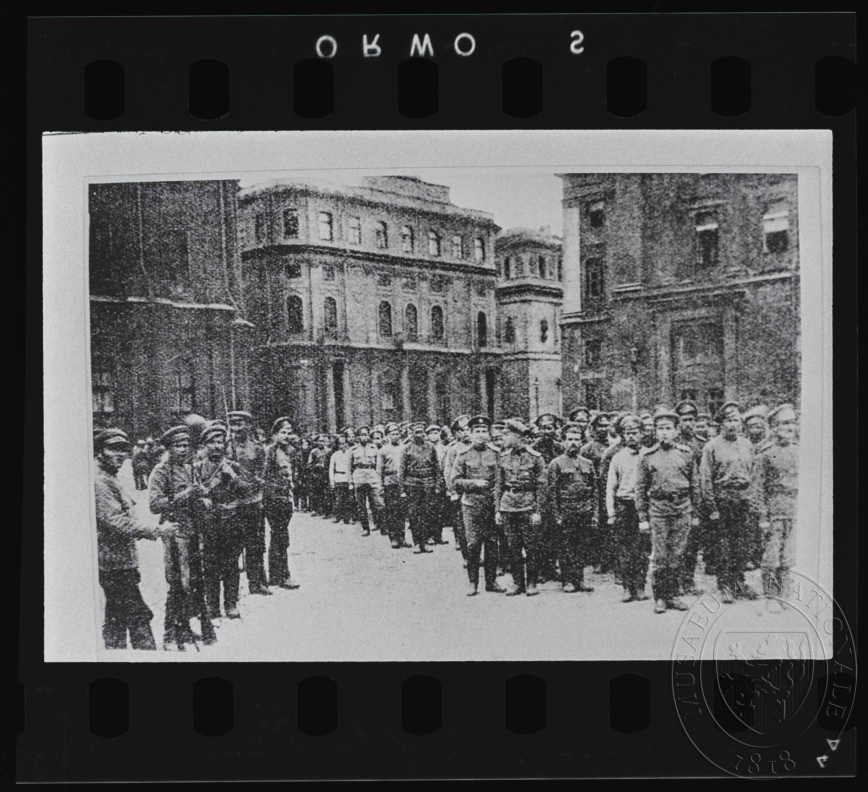 Náhledový obrázek Fotografie, vojáci shromáždění na náměstí - 1