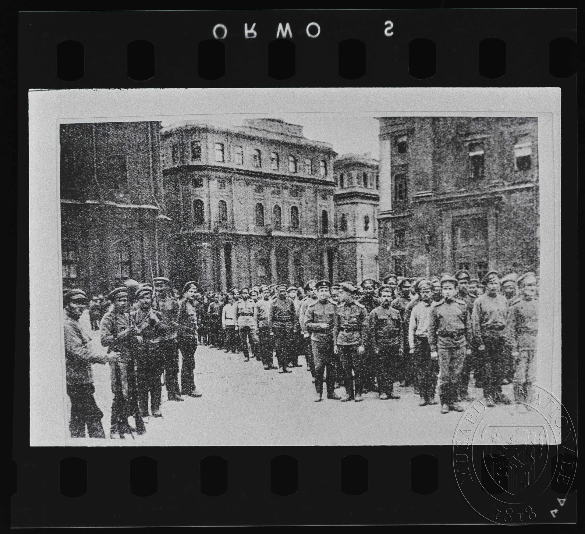 Obrázek Fotografie, vojáci shromáždění na náměstí