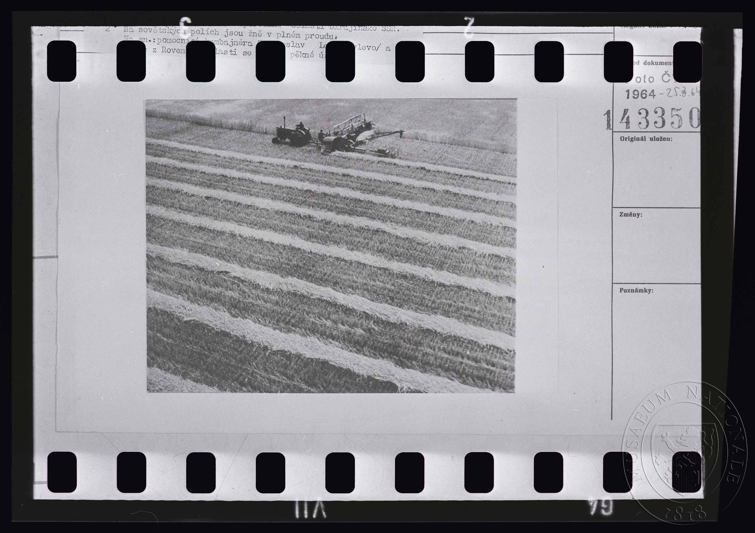 Náhledový obrázek Fotografie, kombajn při žních na poli - 1