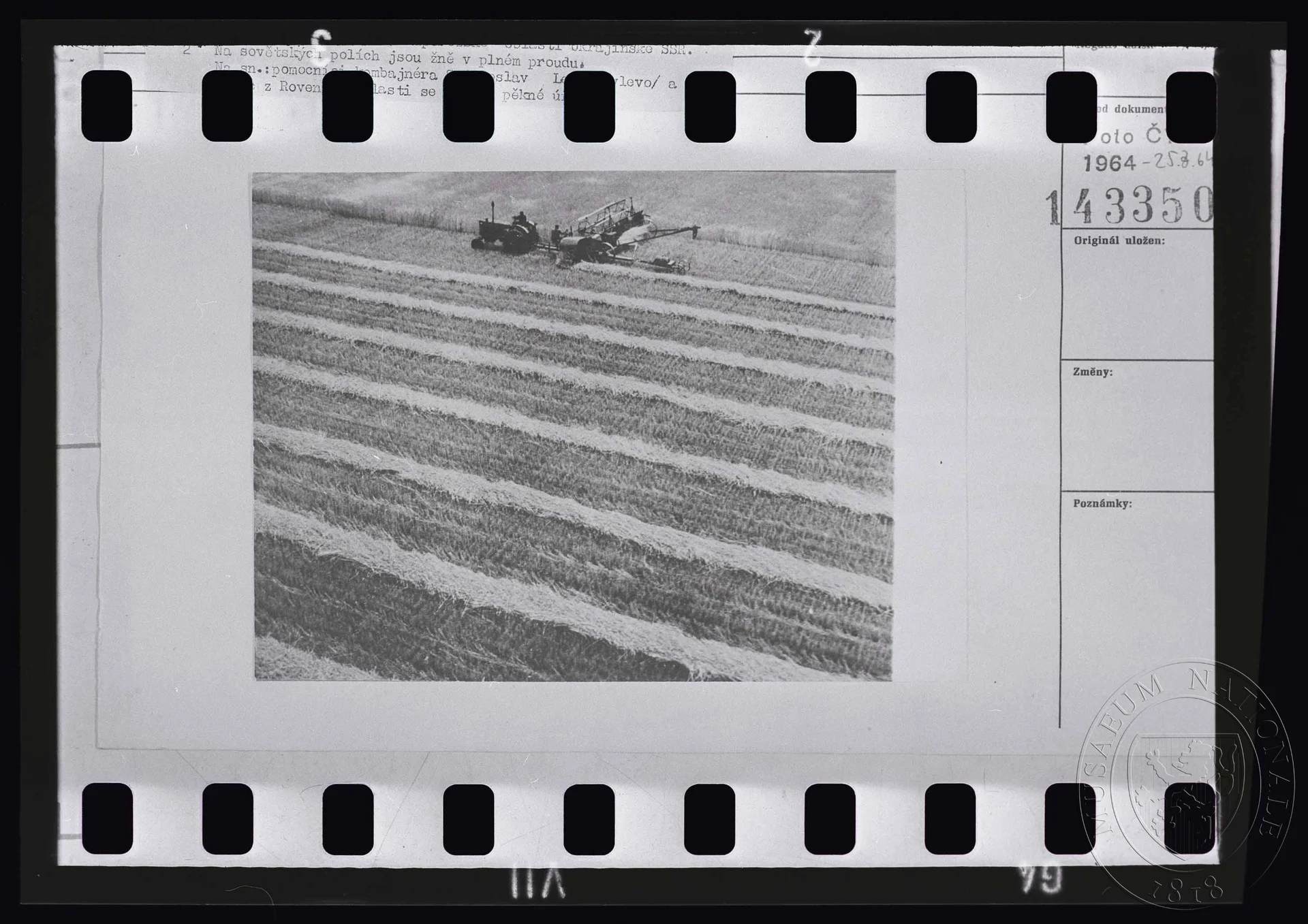 Obrázek Fotografie, kombajn při žních na poli