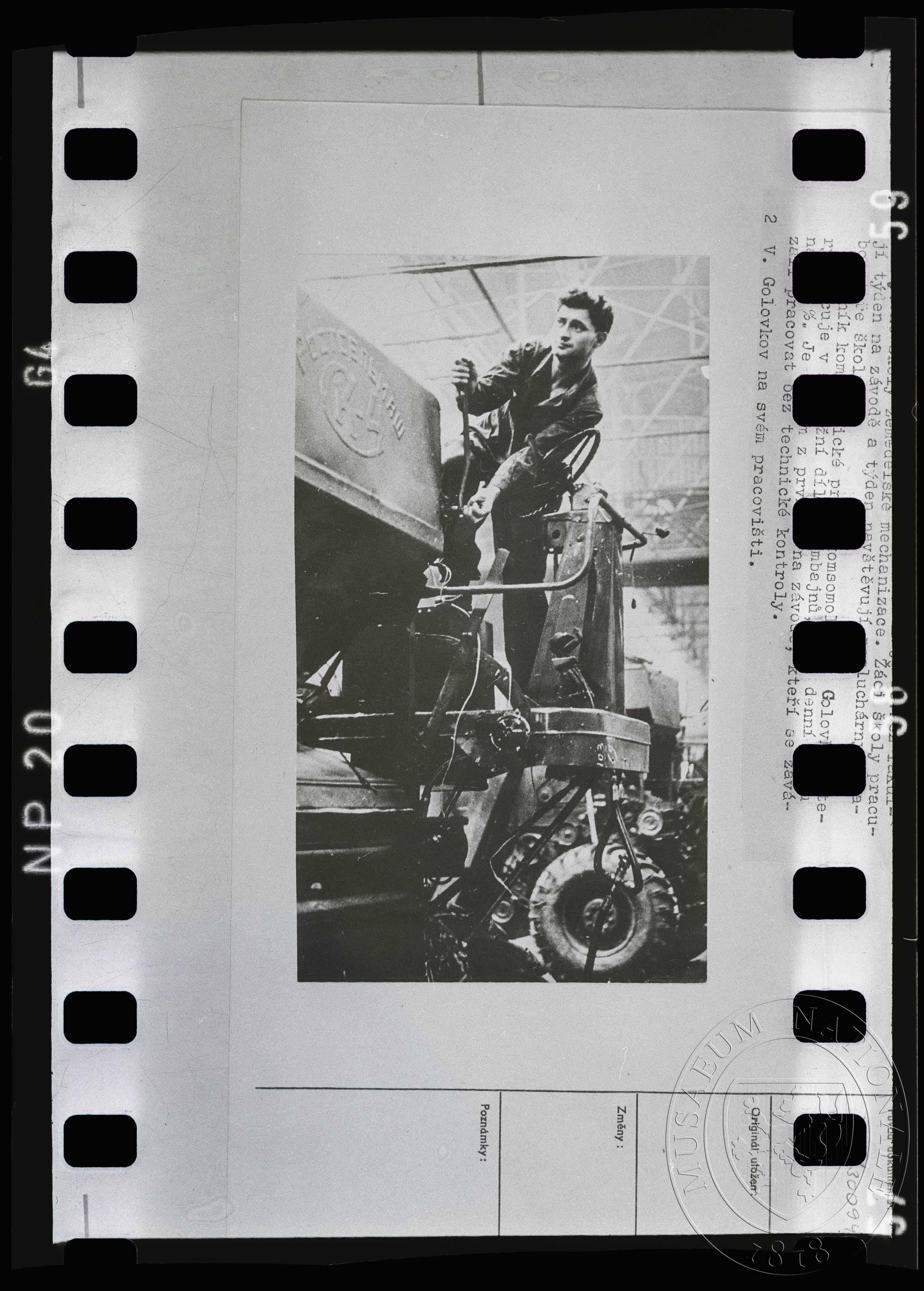 Náhledový obrázek Fotografie, V. Golovkov na svém pracovišti - 1