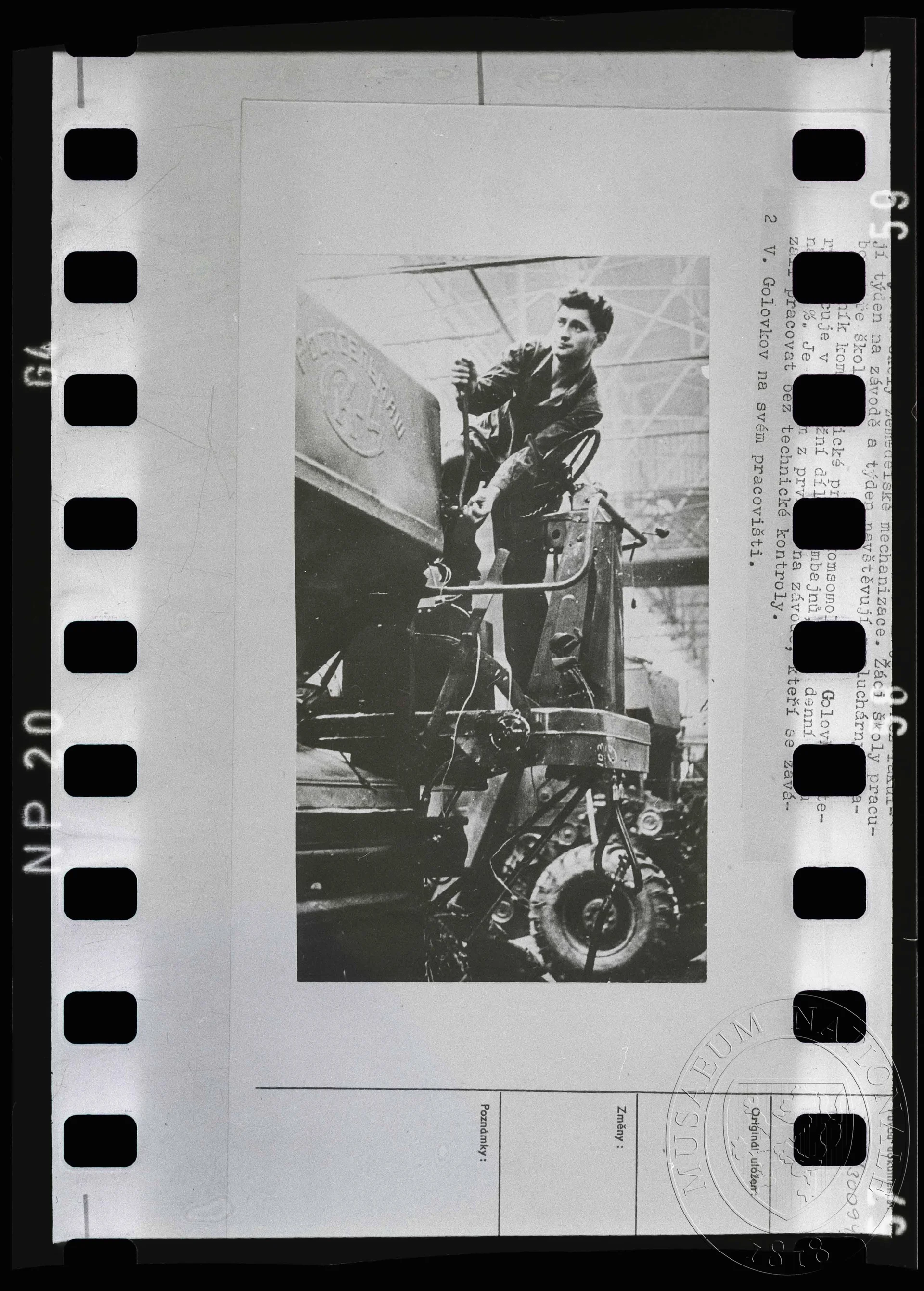 Obrázek Fotografie, V. Golovkov na svém pracovišti