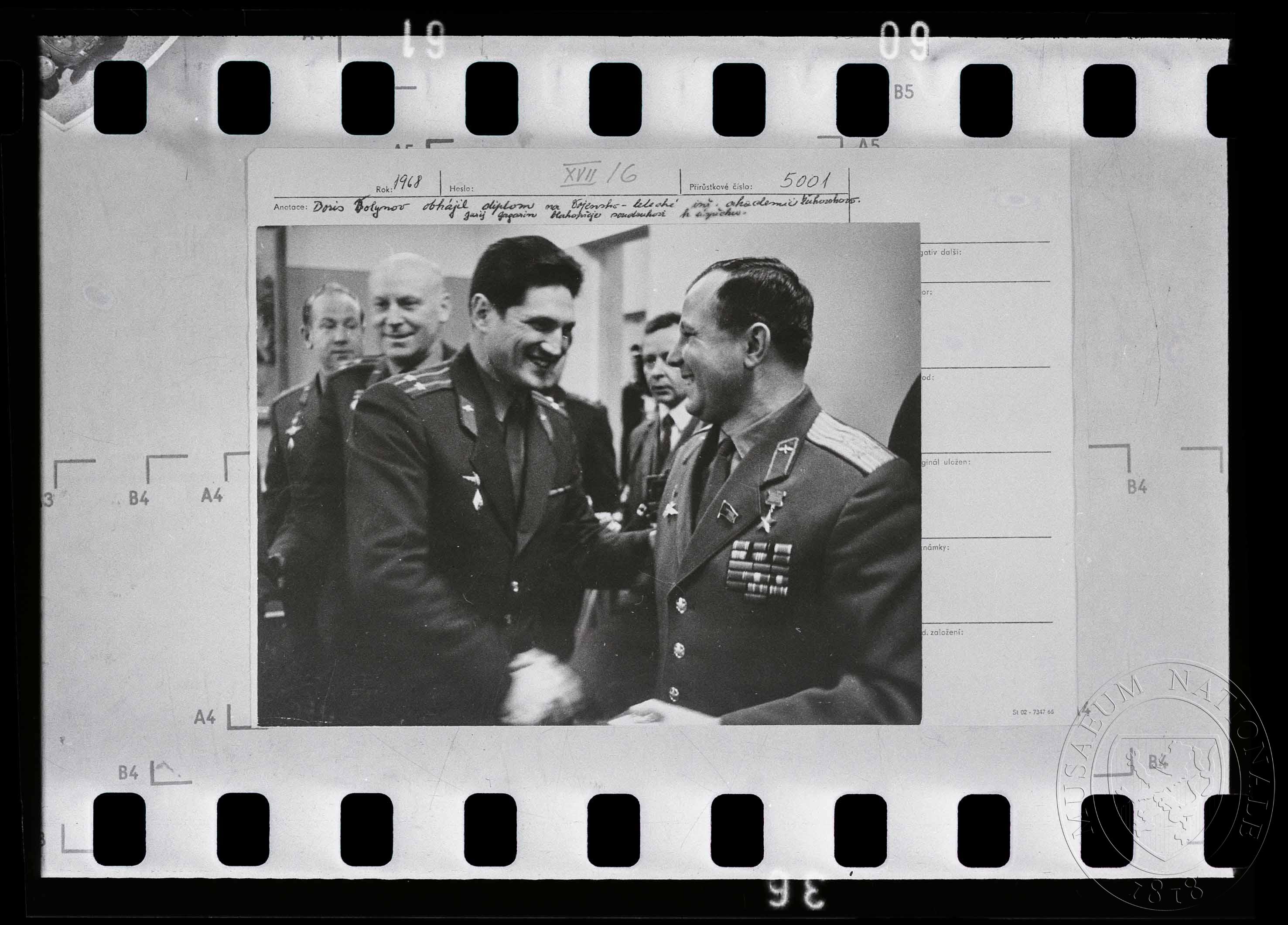 Náhledový obrázek Fotografie, Jurij Gagarin blahopřeje - 1