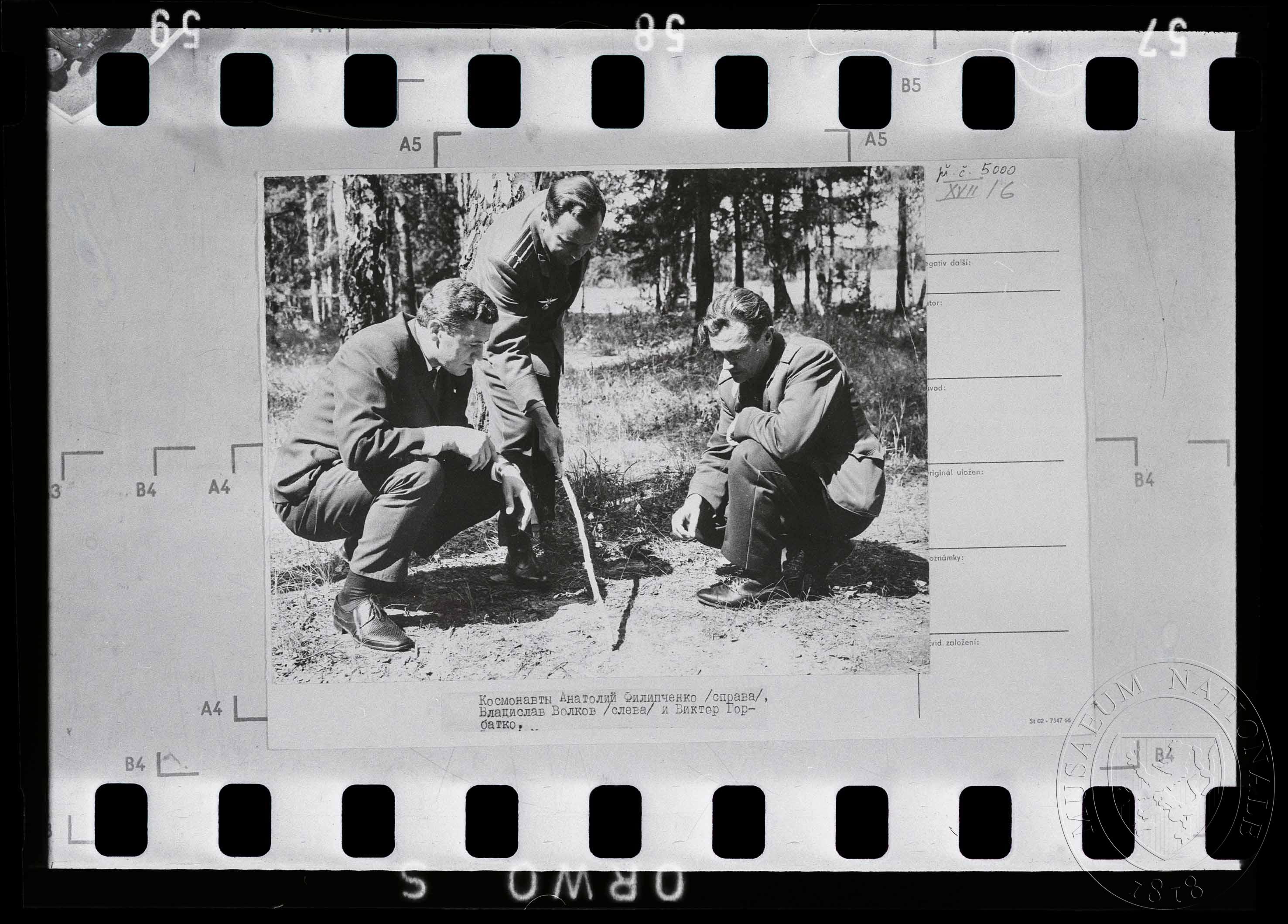 Náhledový obrázek Fotografie, tři sovětští kosmonauti v lese - 1