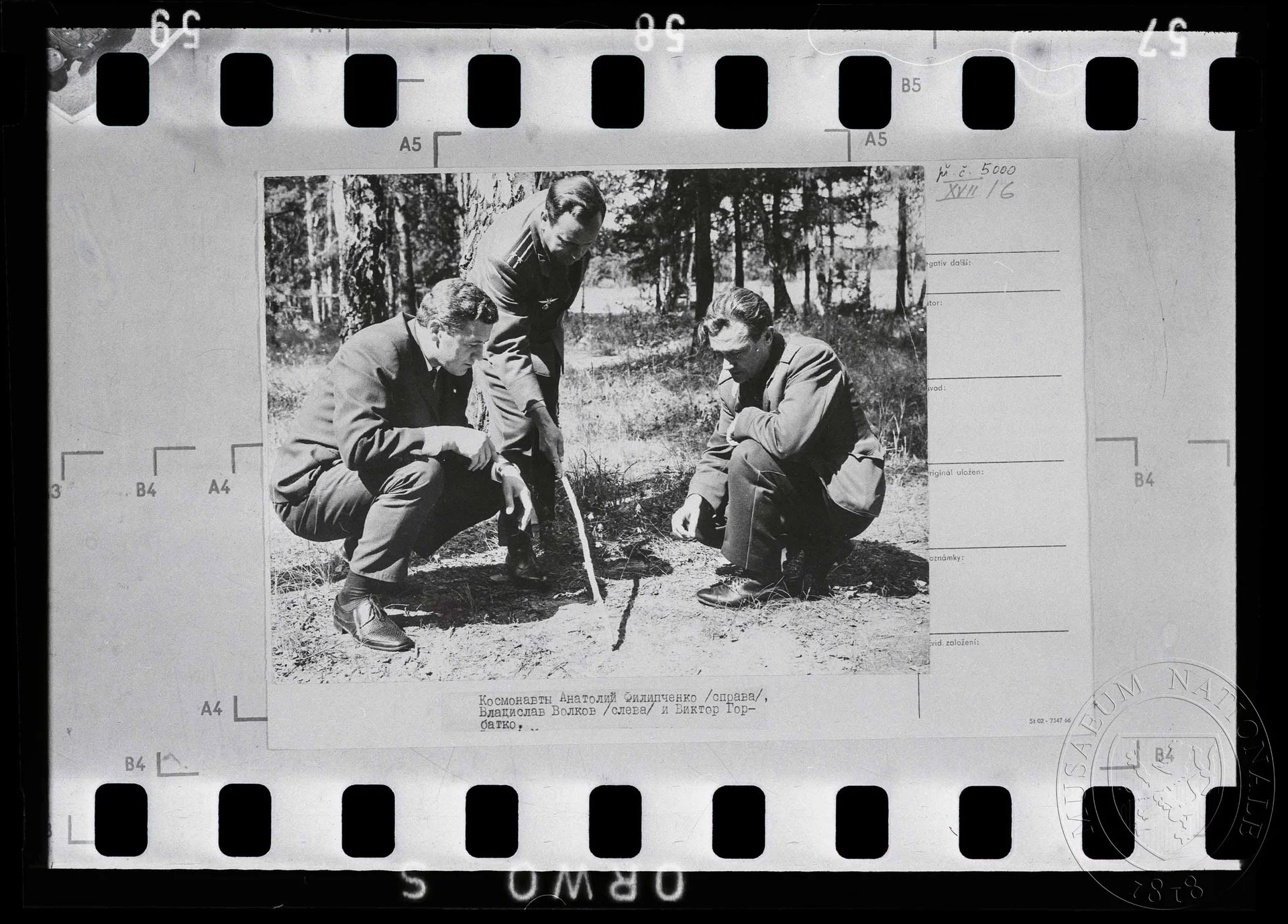 Obrázek Fotografie, tři sovětští kosmonauti v lese