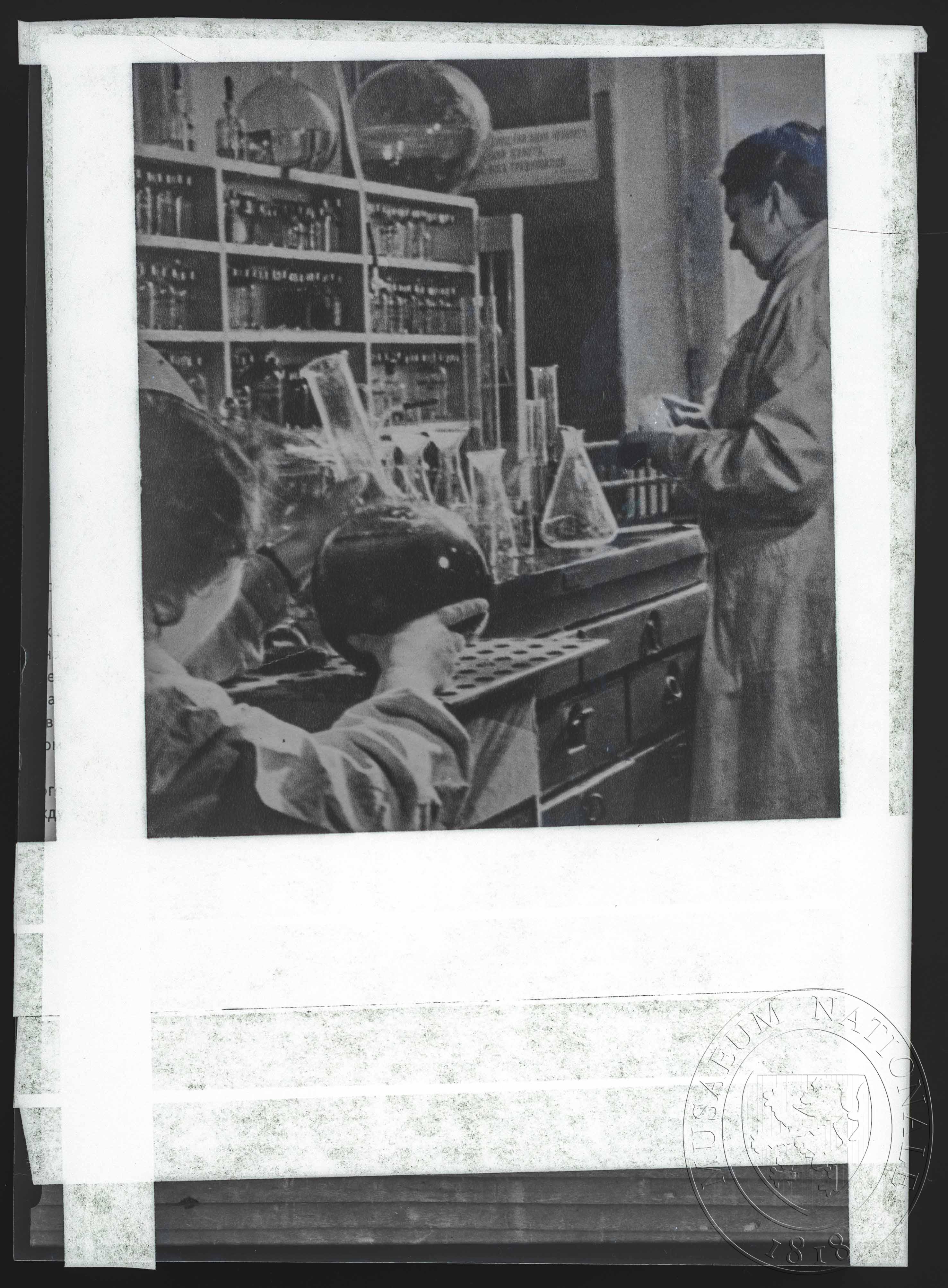 Náhledový obrázek Fotografie, pracovnice v laboratoři - 1