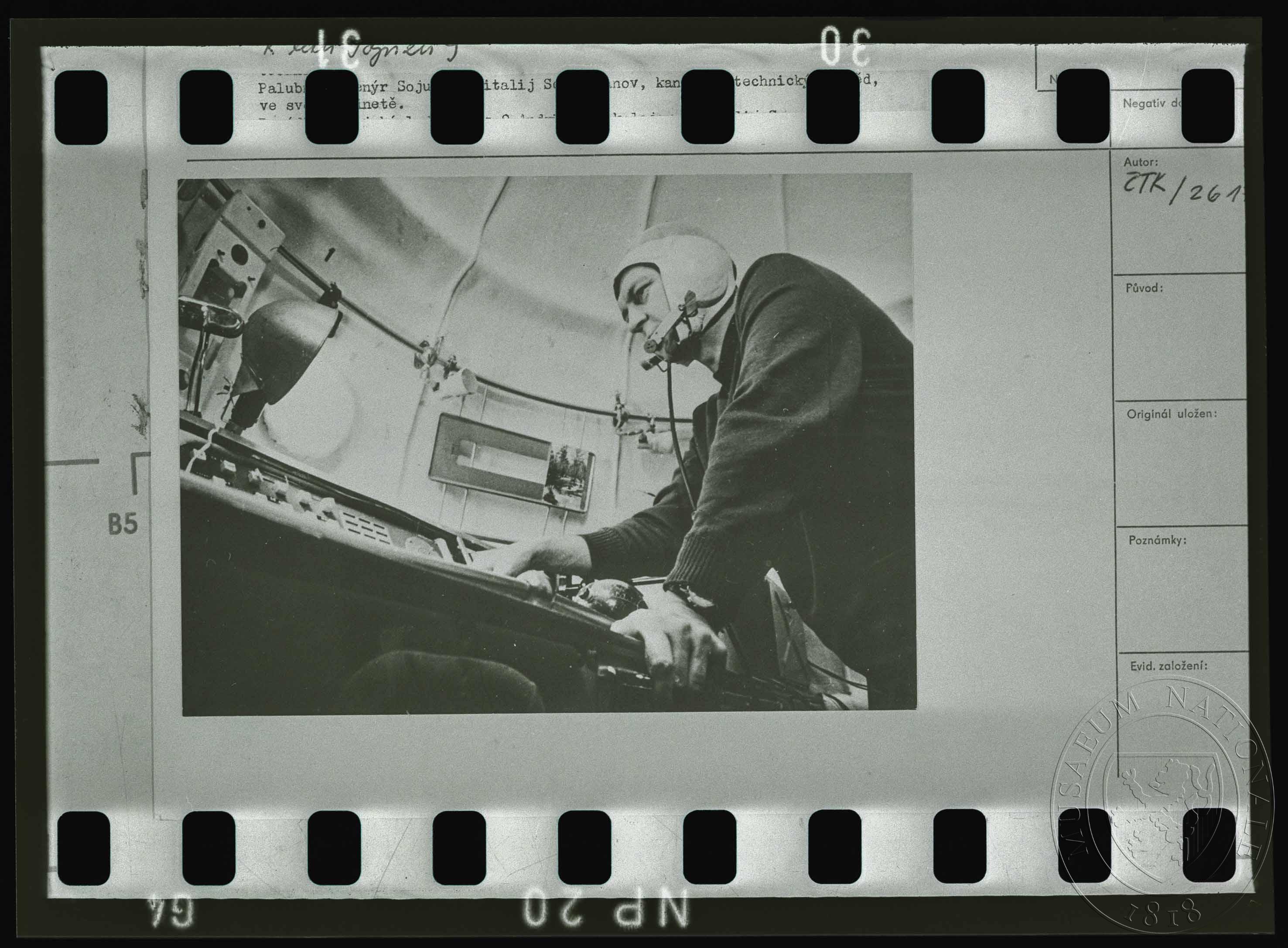 Náhledový obrázek Fotografie, palubní inženýr Sojuzu v kabině - 1