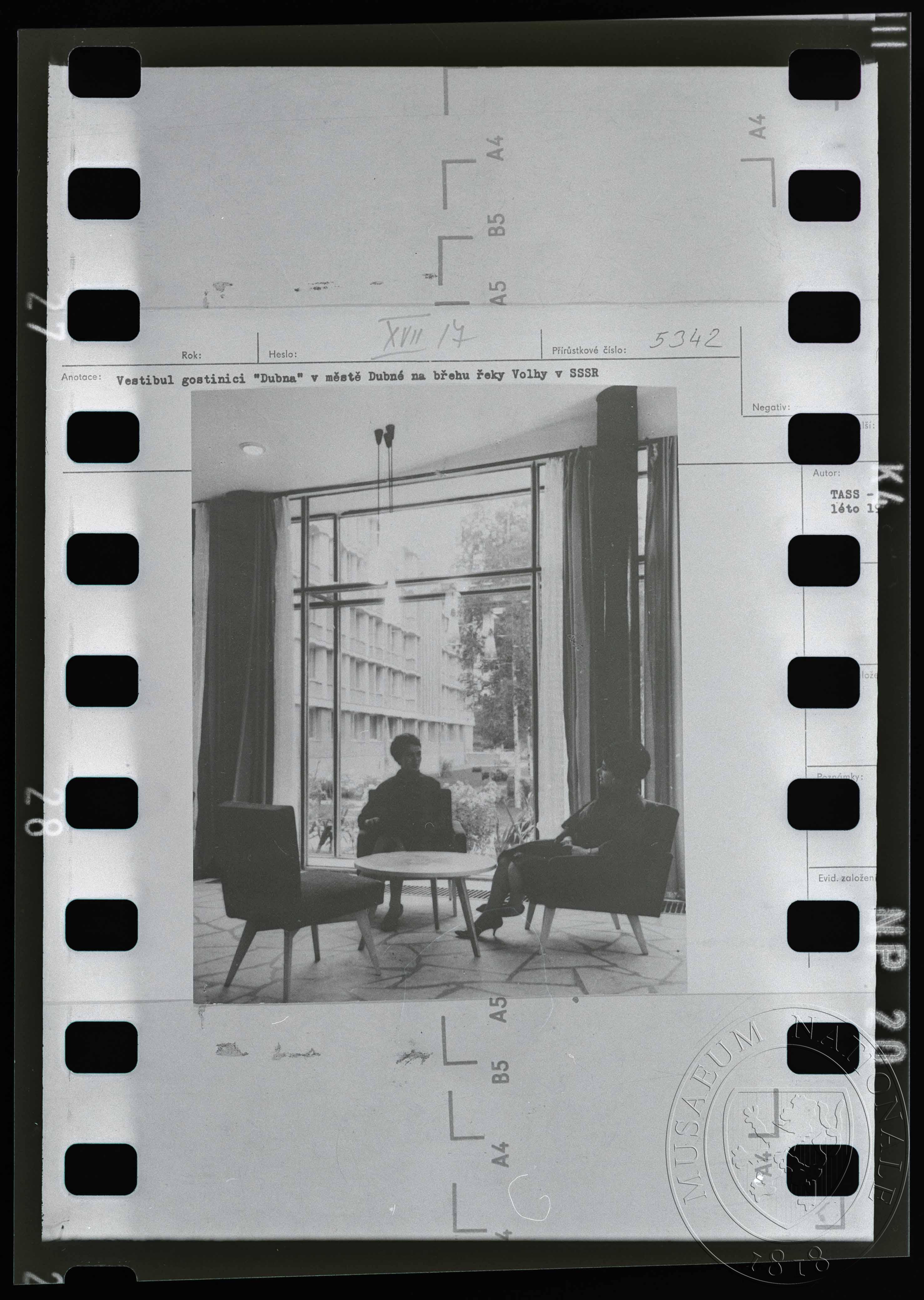 Náhledový obrázek Fotografie, vestibul restaurace - 1