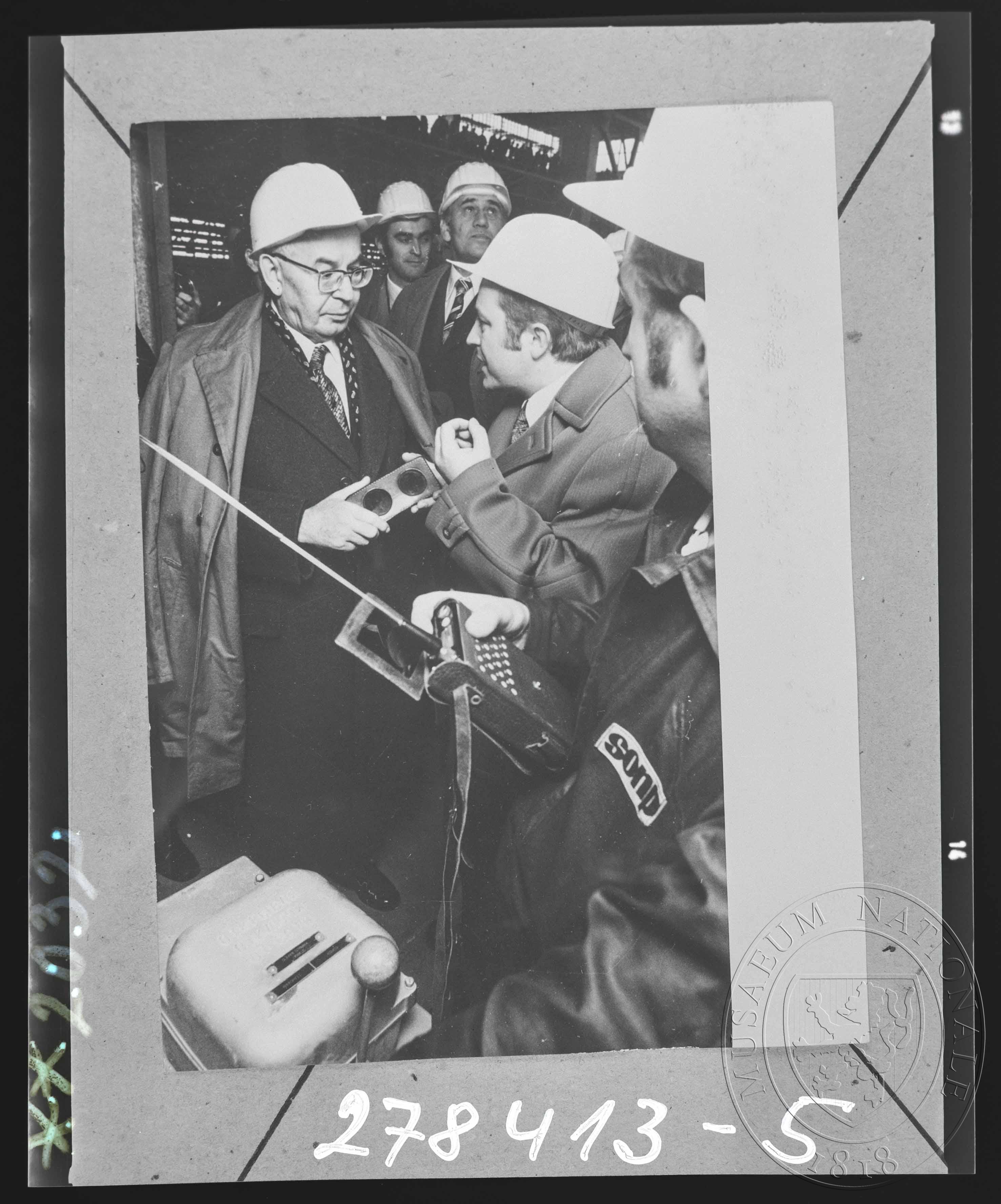 Náhledový obrázek Fotografie, Gustáv Husák s helmou - 1