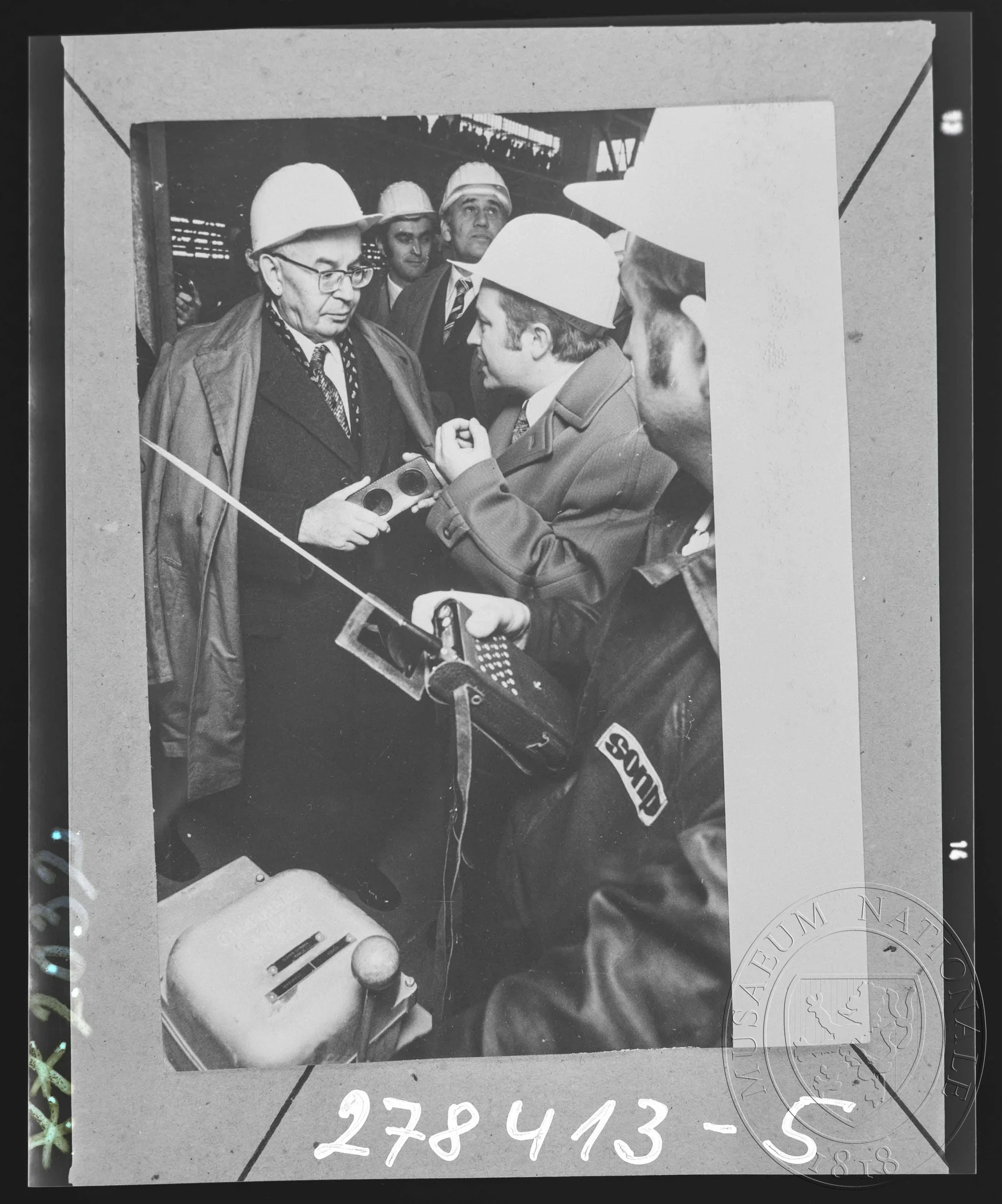 Obrázek Fotografie, Gustáv Husák s helmou
