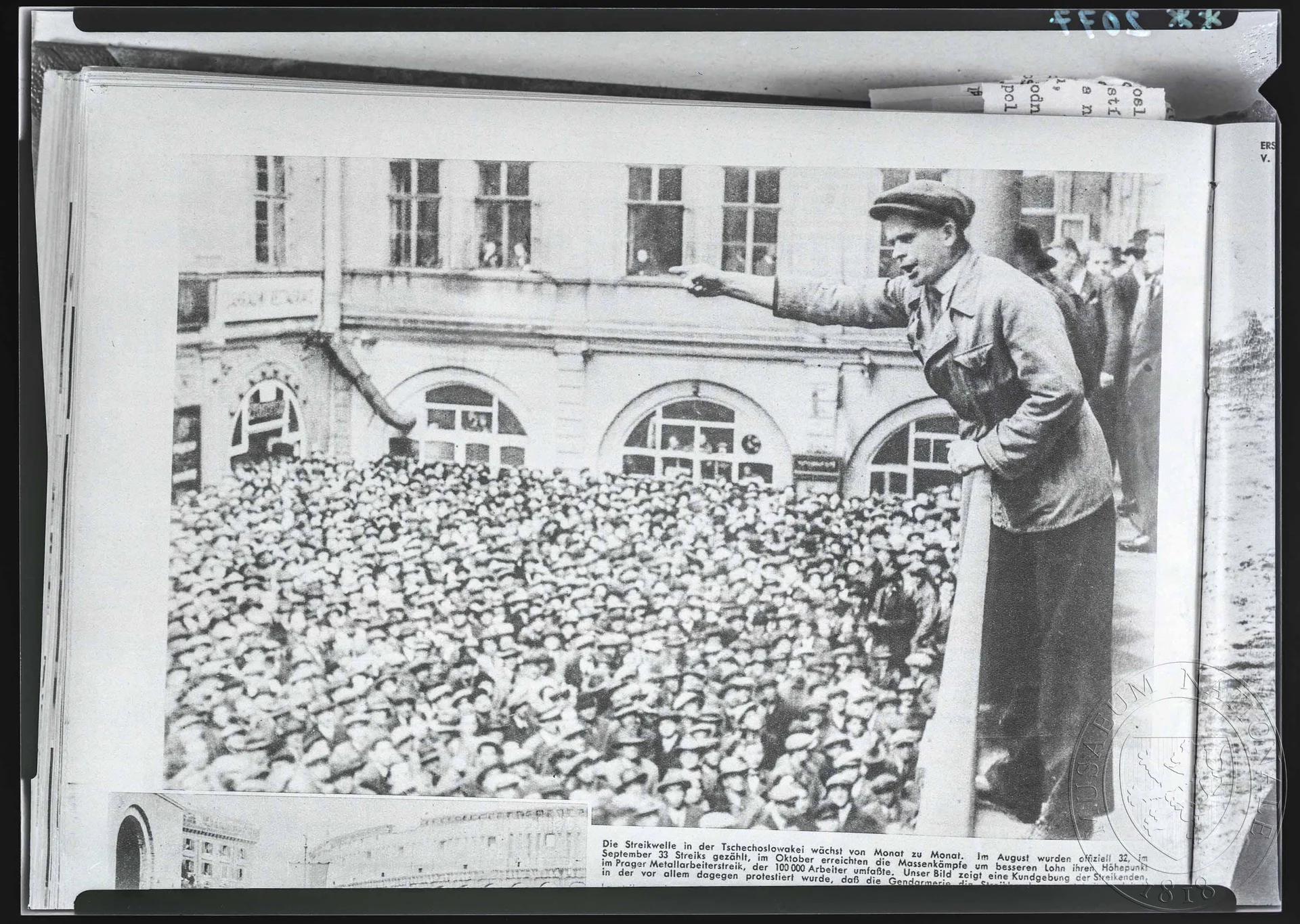 Obrázek Fotografie, stávkové shromáždění v Československu
