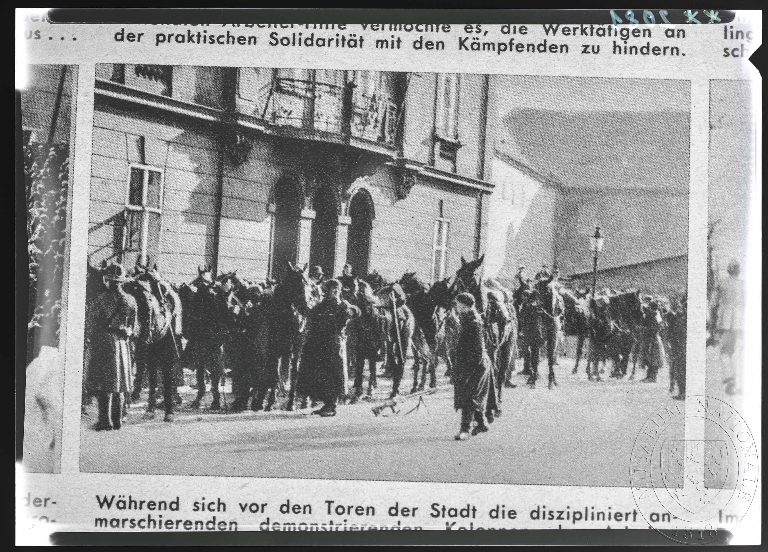 Náhledový obrázek Fotografie, demonstrující ve městě - 1