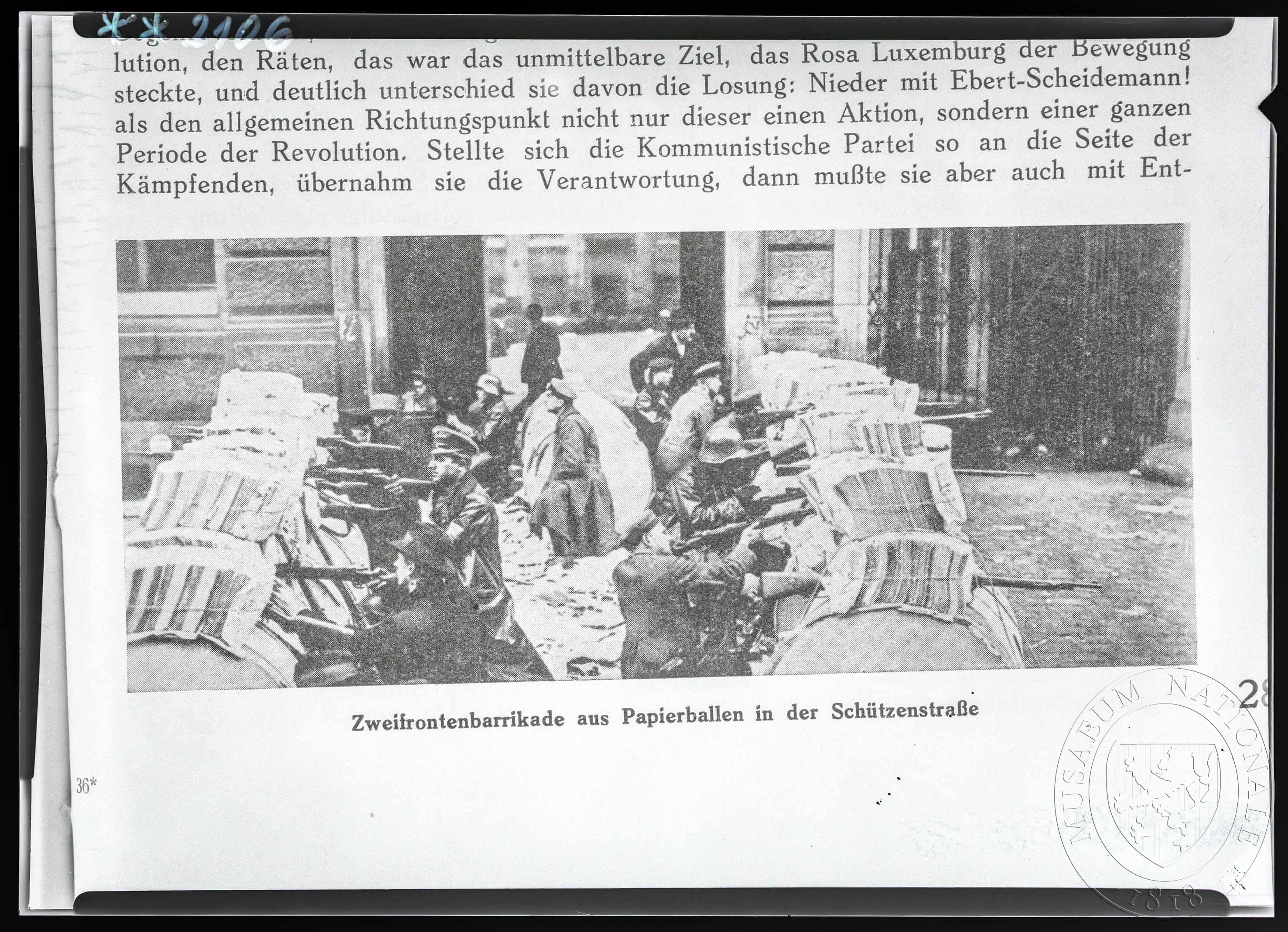 Náhledový obrázek Fotografie, barikáda z rolí papíru - 1