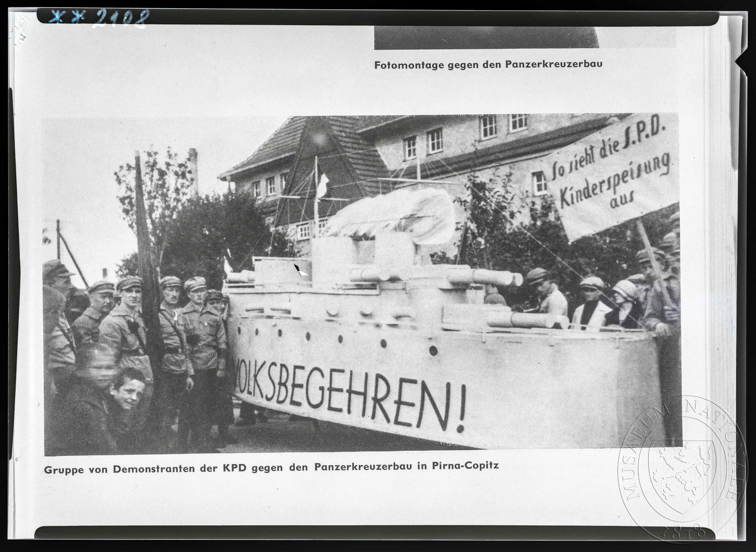Náhledový obrázek Fotografie, skupina demonstrantů Komunistické strany Německa - 1