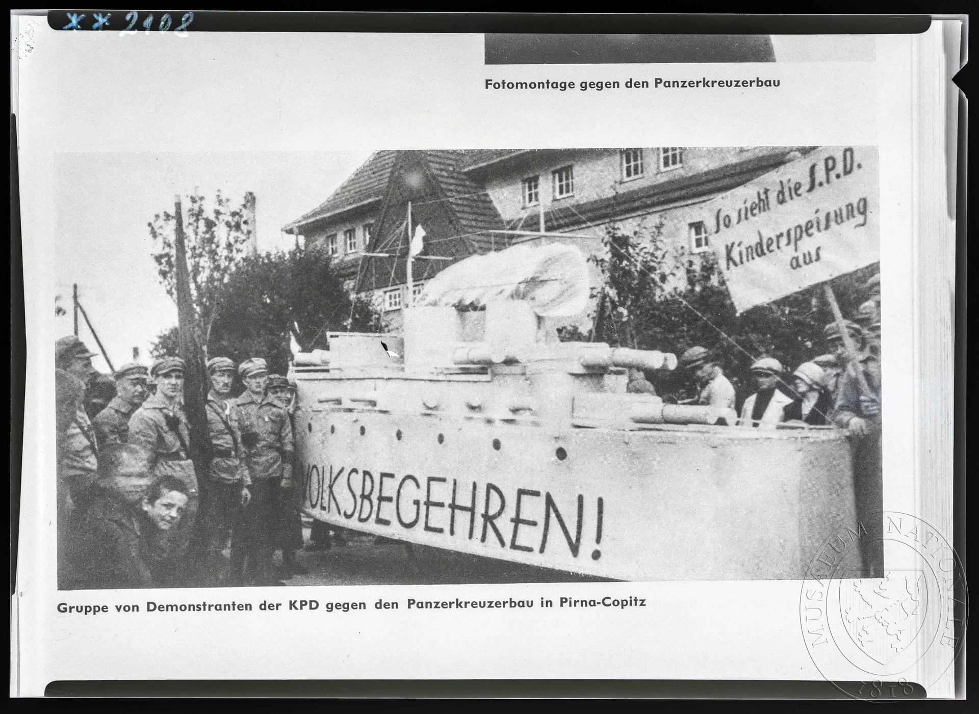 Obrázek Fotografie, skupina demonstrantů Komunistické strany Německa