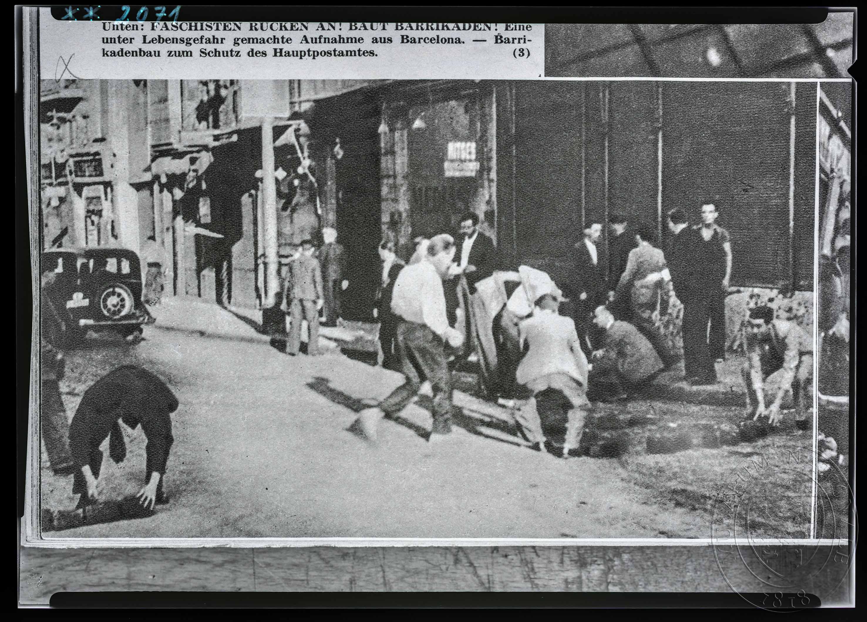 Náhledový obrázek Fotografie, stavba barikády - 1