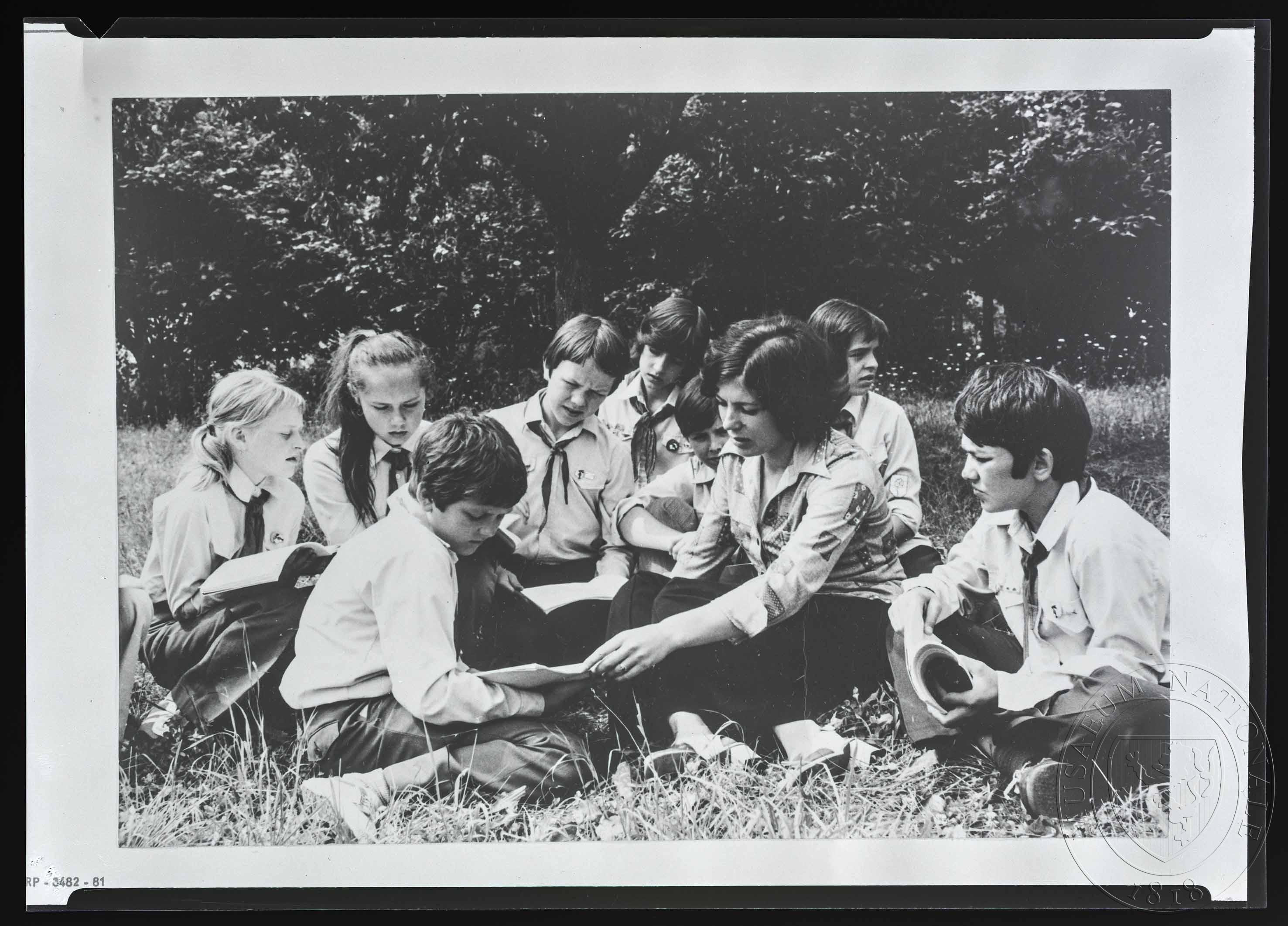 Náhledový obrázek Fotografie, pionýrský oddíl při posezení - 1
