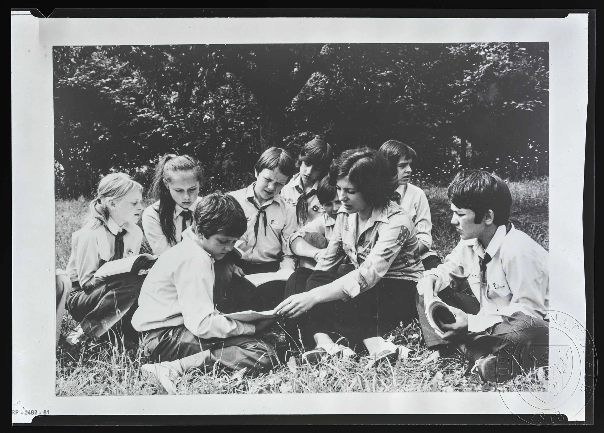 Obrázek Fotografie, pionýrský oddíl při posezení
