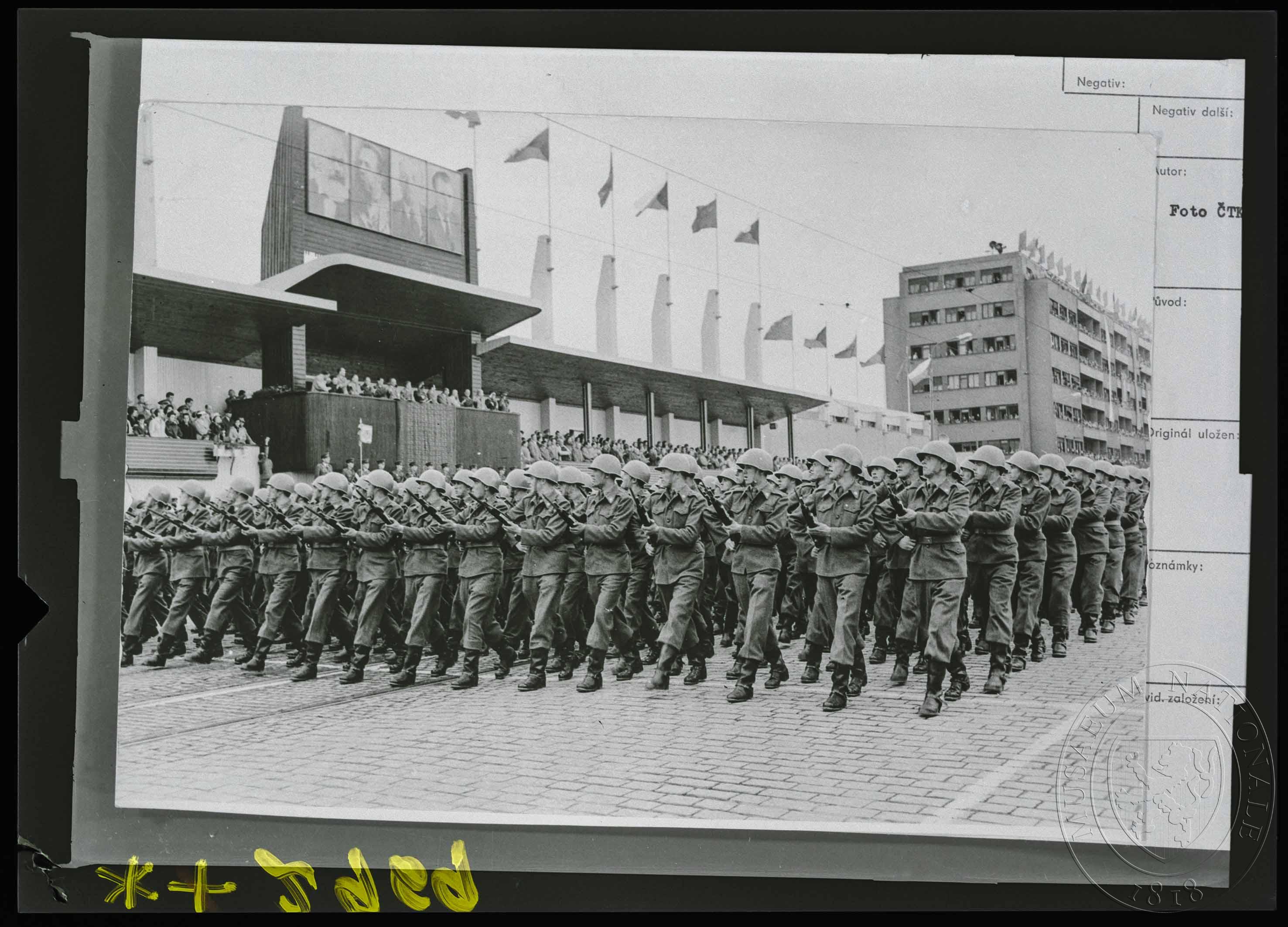 Náhledový obrázek Fotografie, vojenská přehlídka - 1