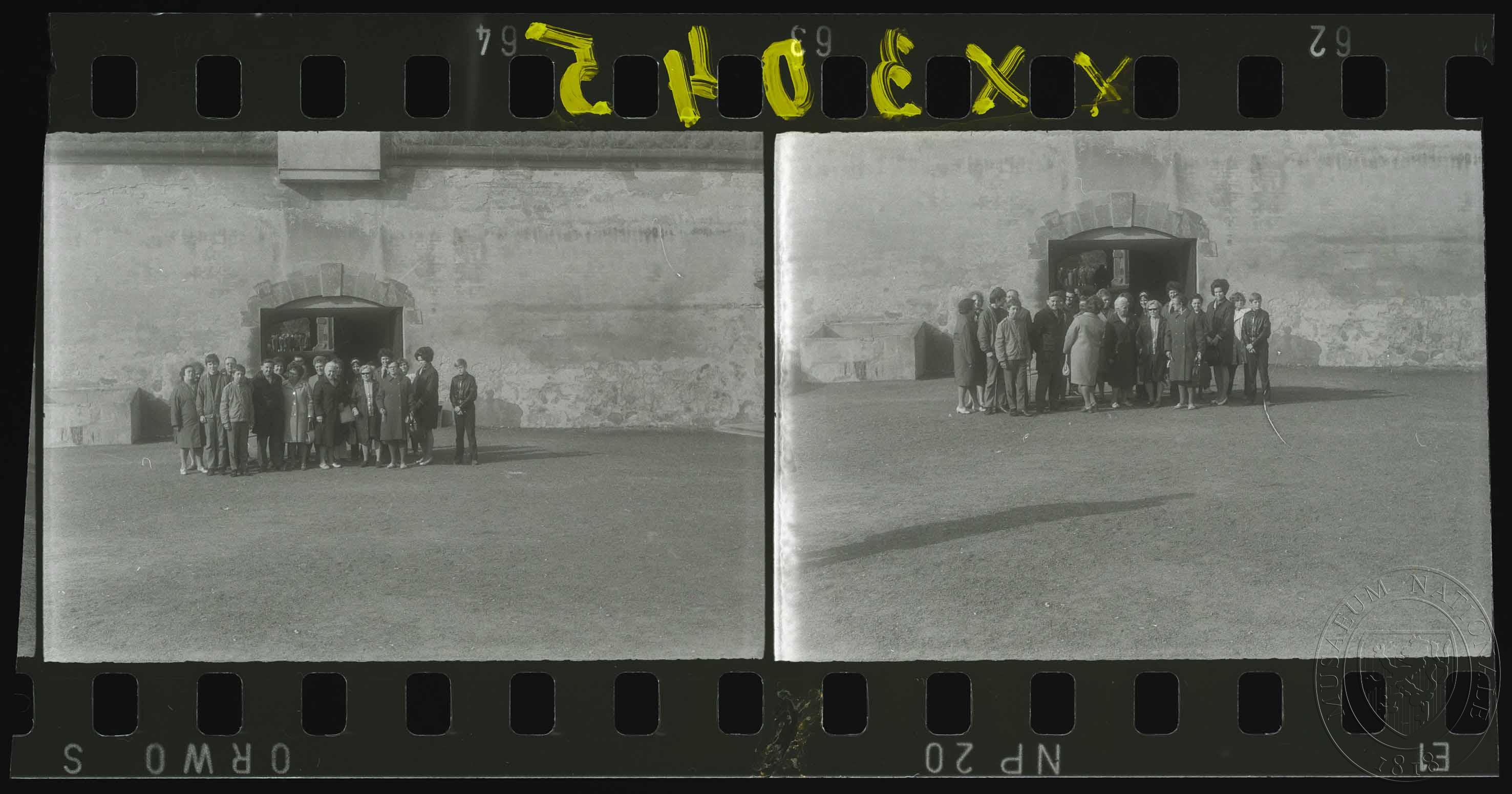 Náhledový obrázek 2 x fotografie, skupina návštěvníků - 1