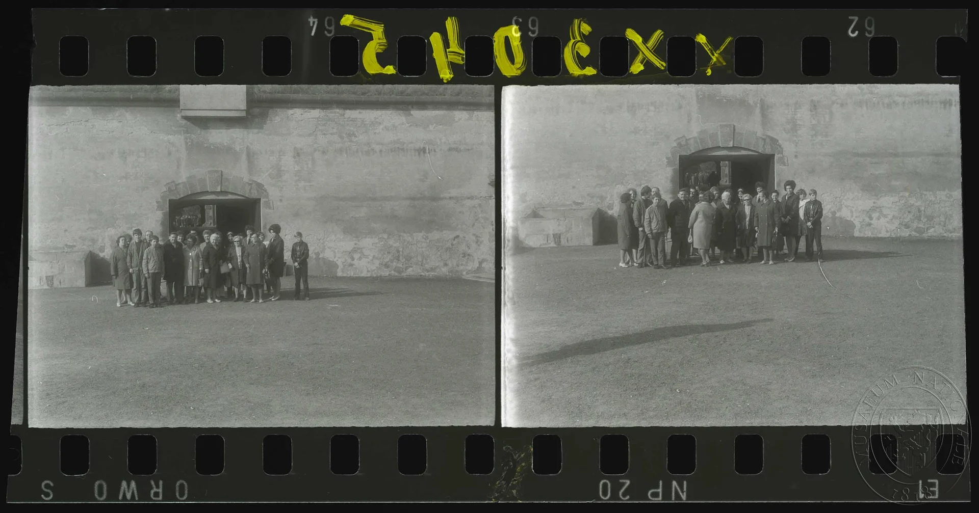 Obrázek 2 x fotografie, skupina návštěvníků