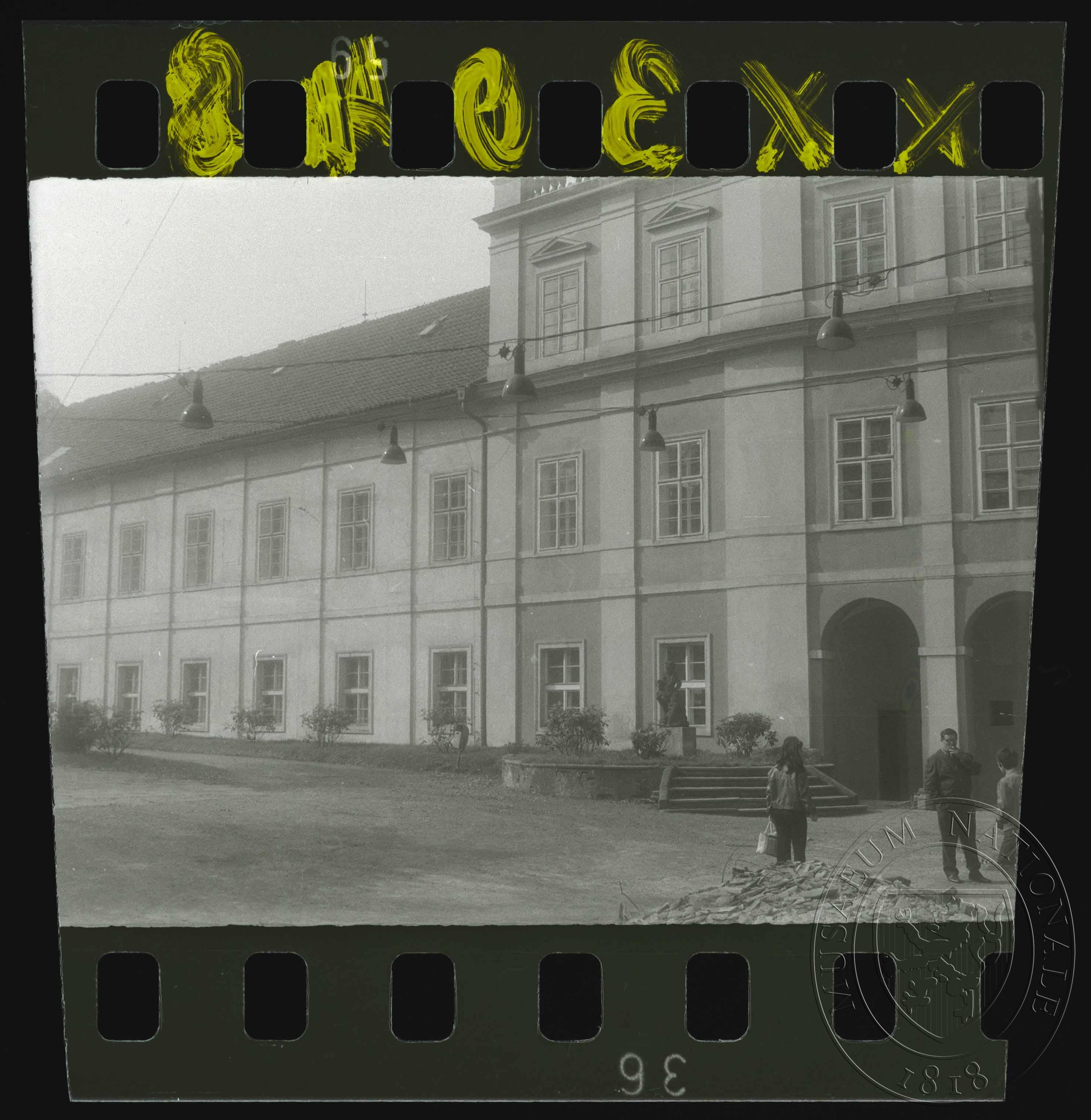Náhledový obrázek Fotografie, nádvoří - 1