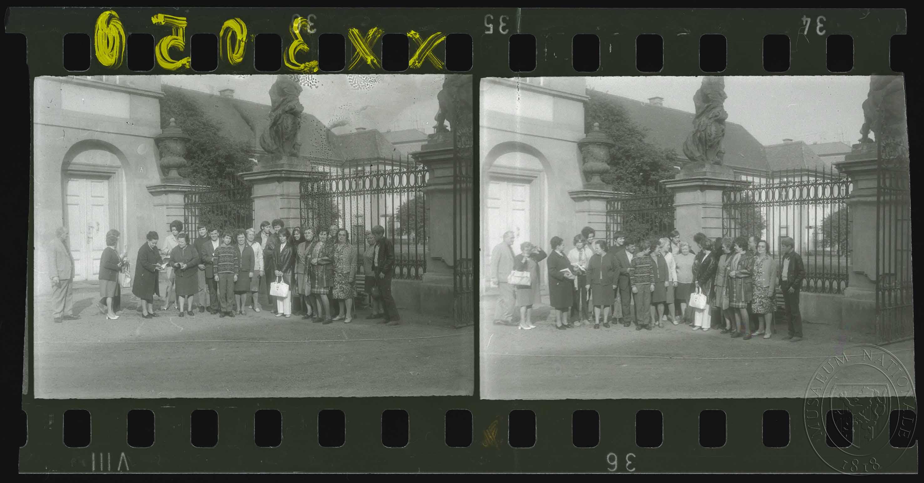 Náhledový obrázek 2 x fotografie, skupina návštěvníků - 1