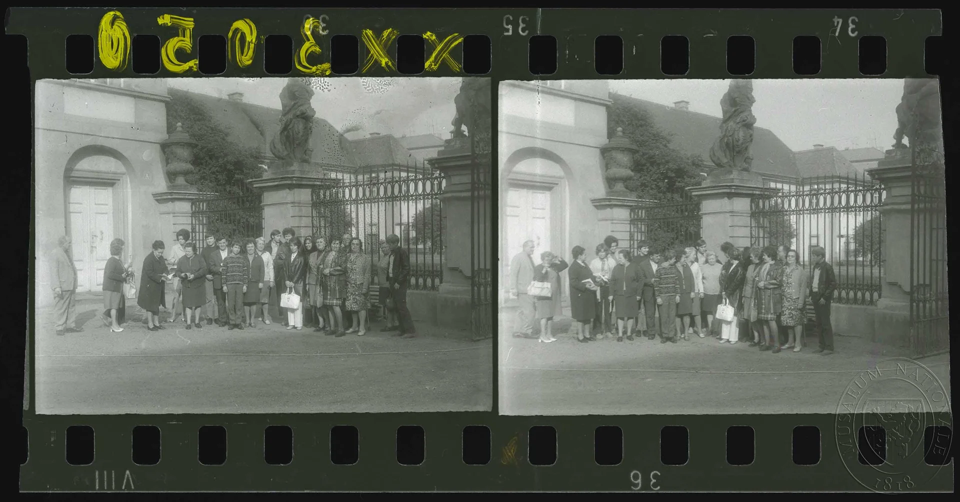 Obrázek 2 x fotografie, skupina návštěvníků