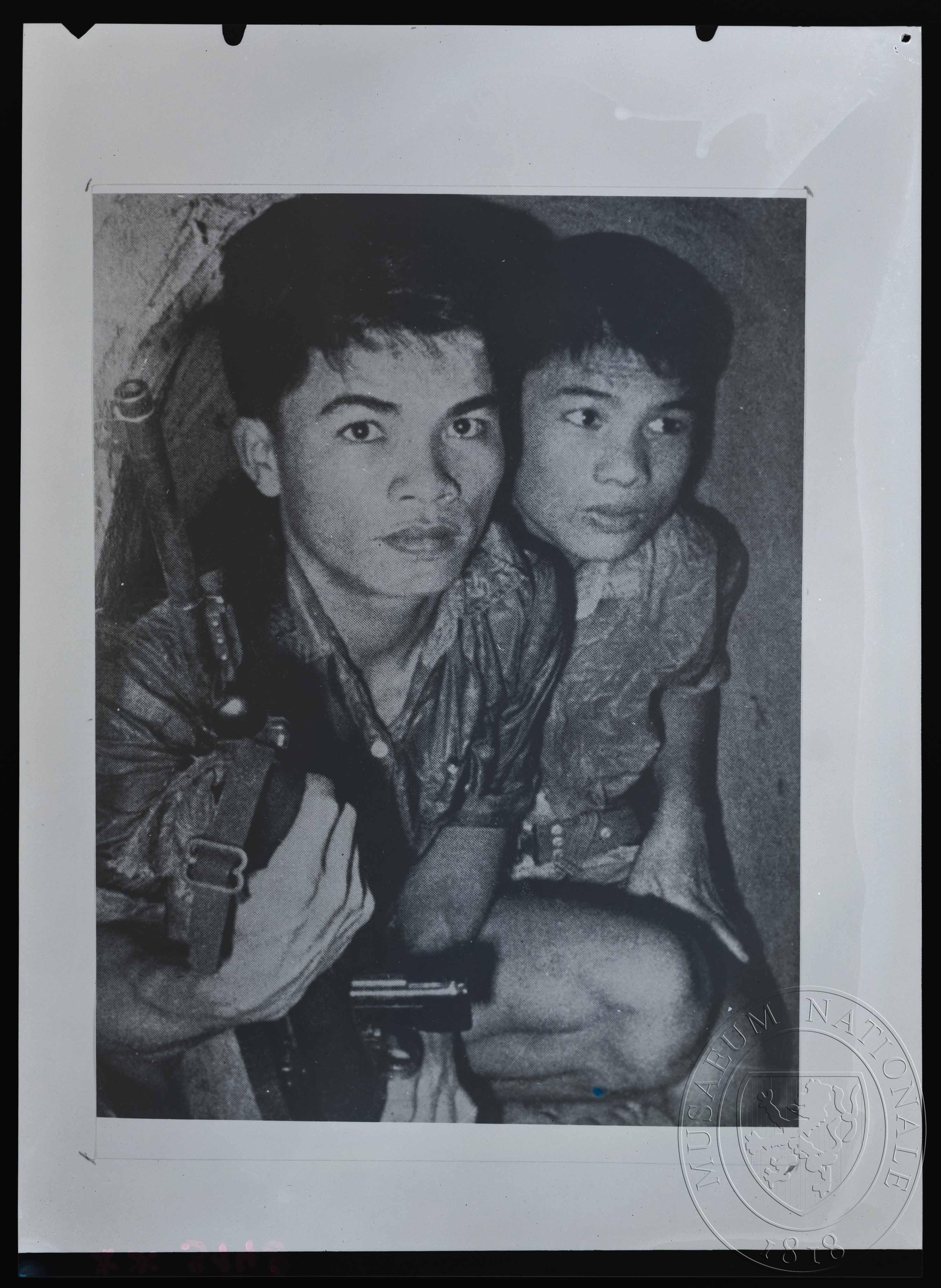 Náhledový obrázek Fotografie, dva mladí vietnamští vojáci - 1