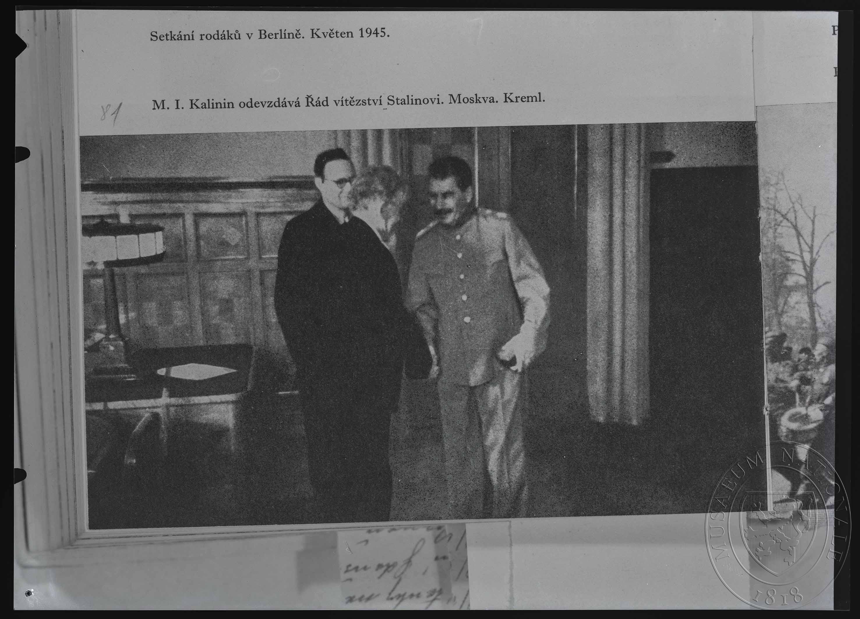 Náhledový obrázek Fotografie, M. I. Kalinin odevzdává řád vítězství Stalinovi - 1