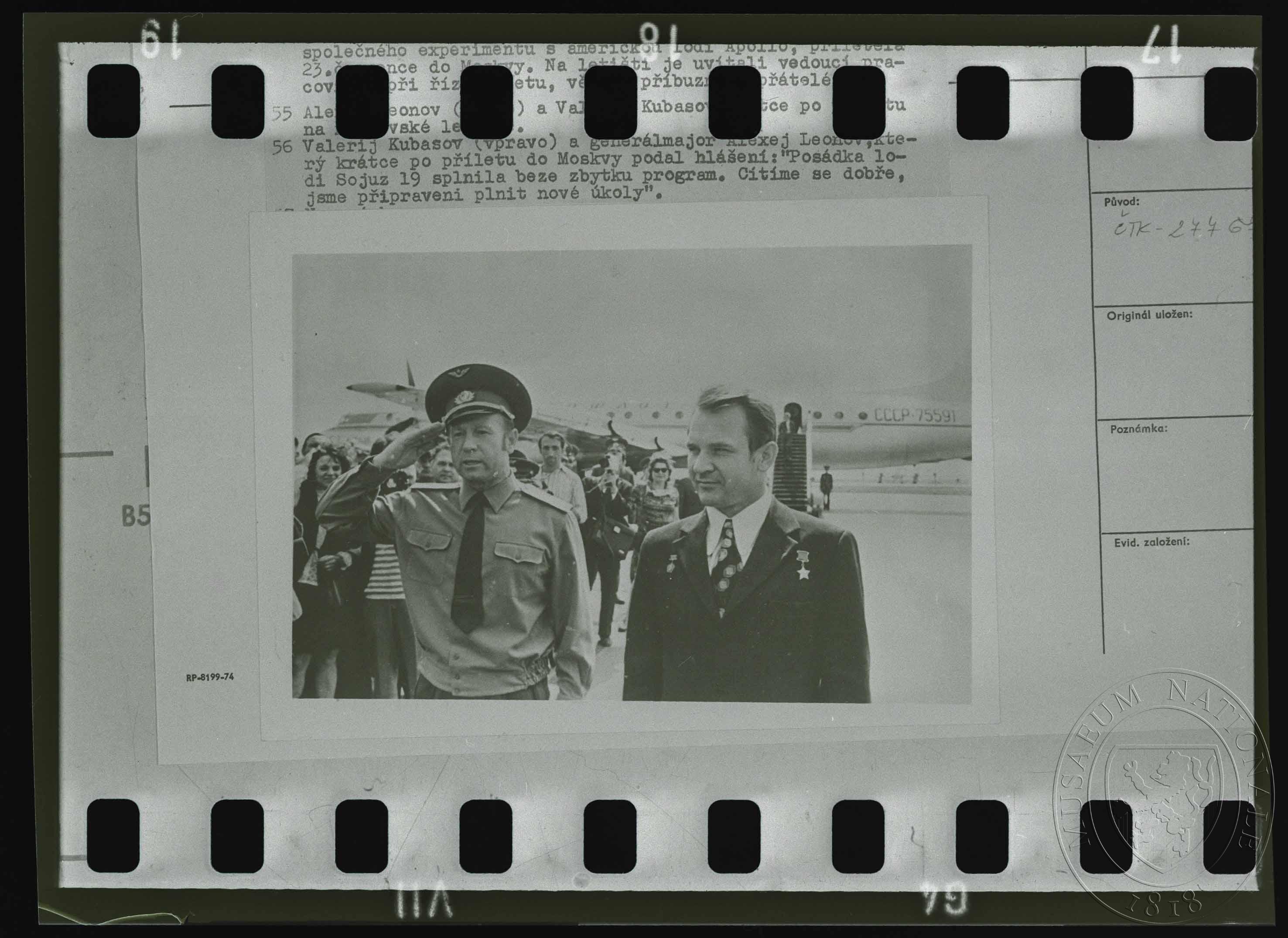 Náhledový obrázek Fotografie, kosmonauté Alexej Leonov a Valerij Kubasov - 1