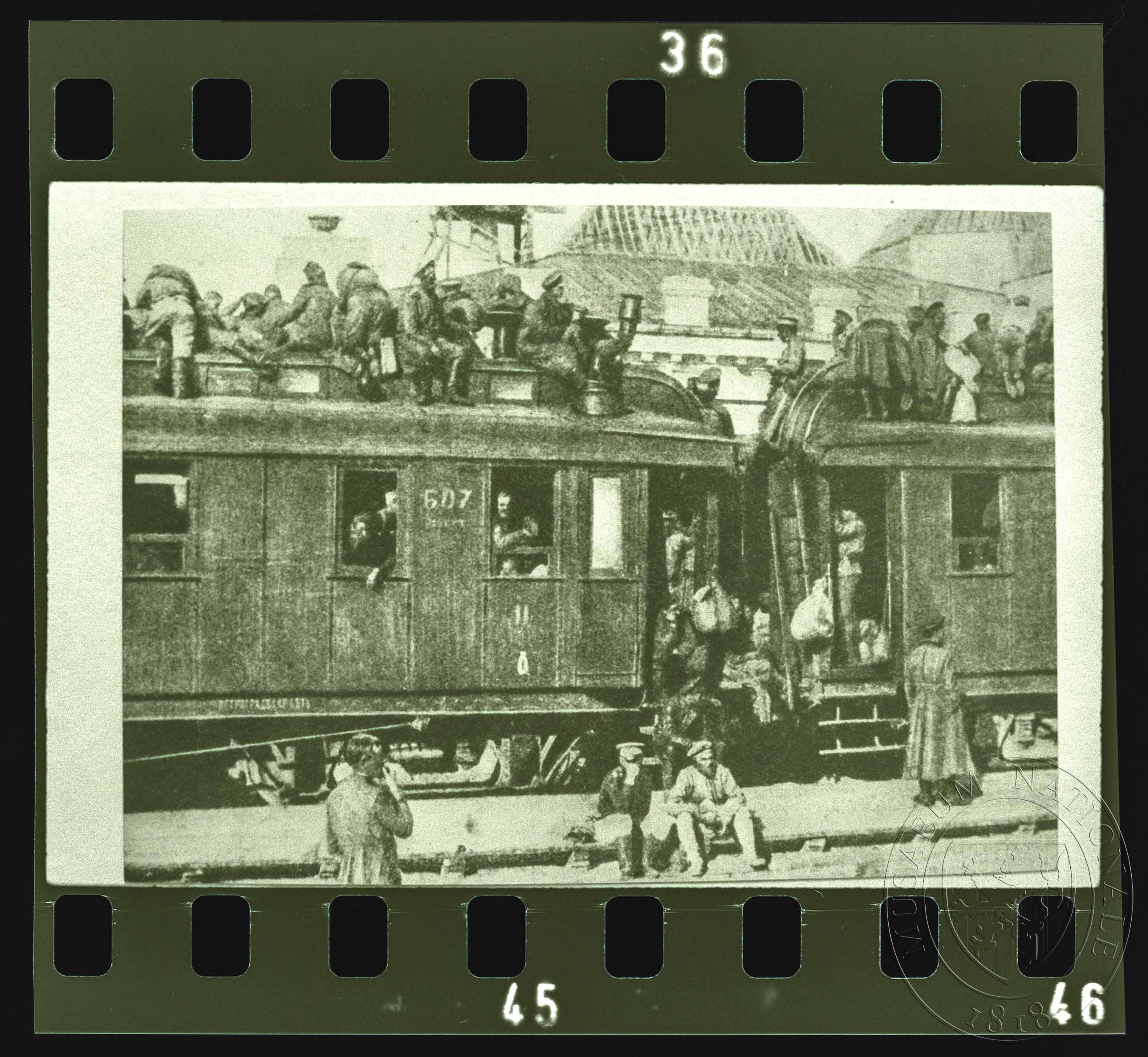 Náhledový obrázek Fotografie, vlak v obležení vojáků - 1