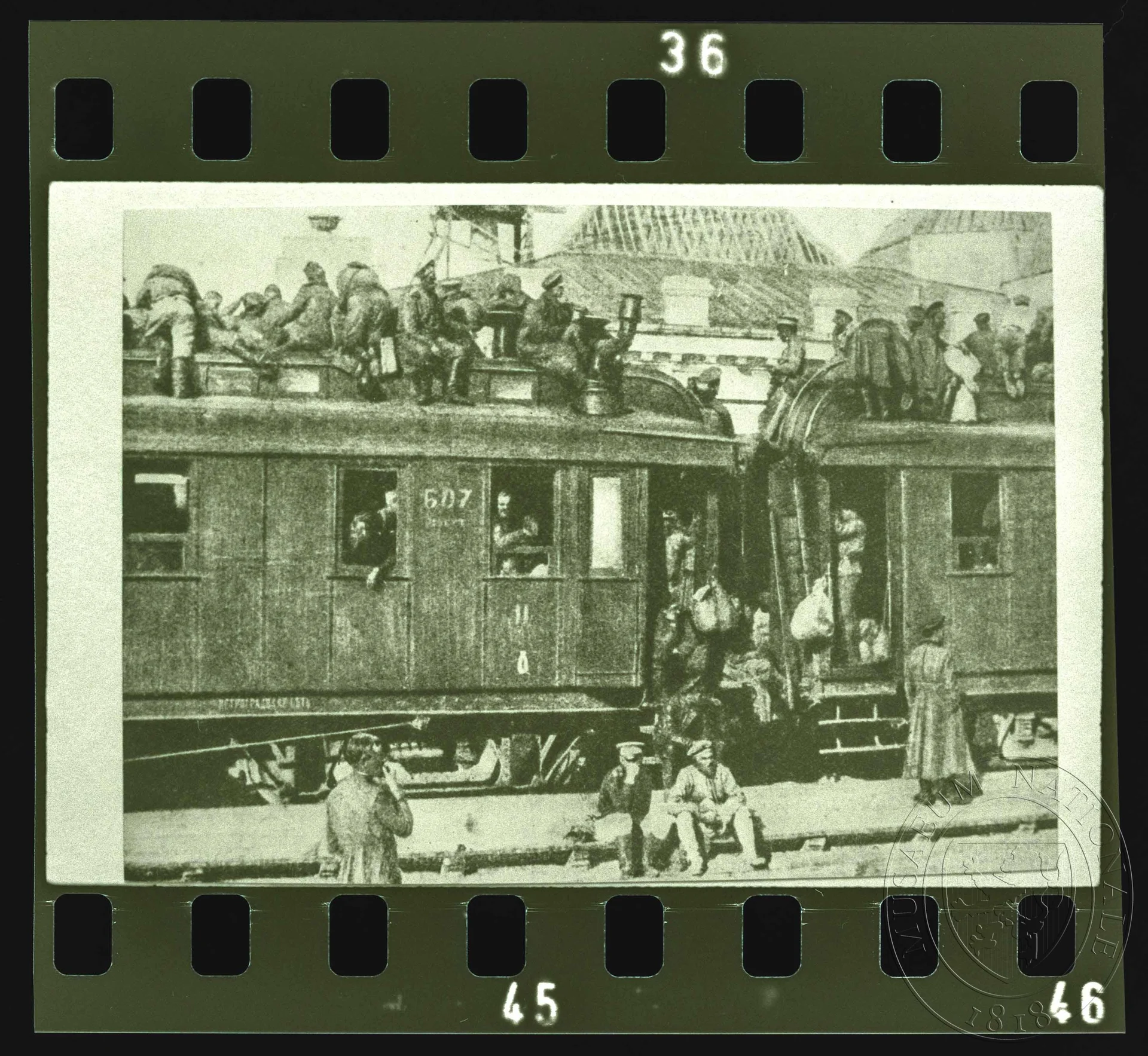 Obrázek Fotografie, vlak v obležení vojáků