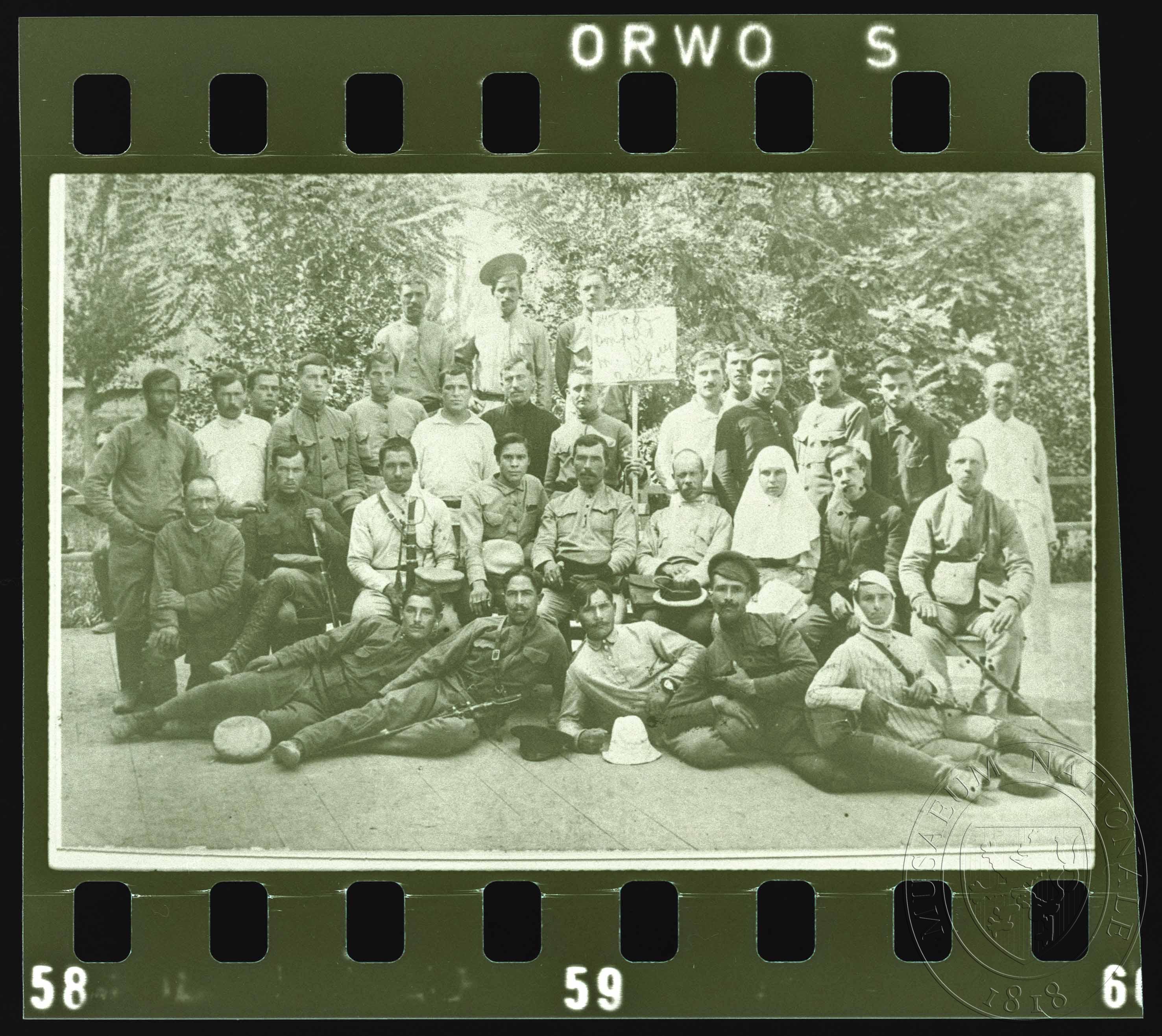 Náhledový obrázek Skupinová fotografie, vojáci a zranění - 1
