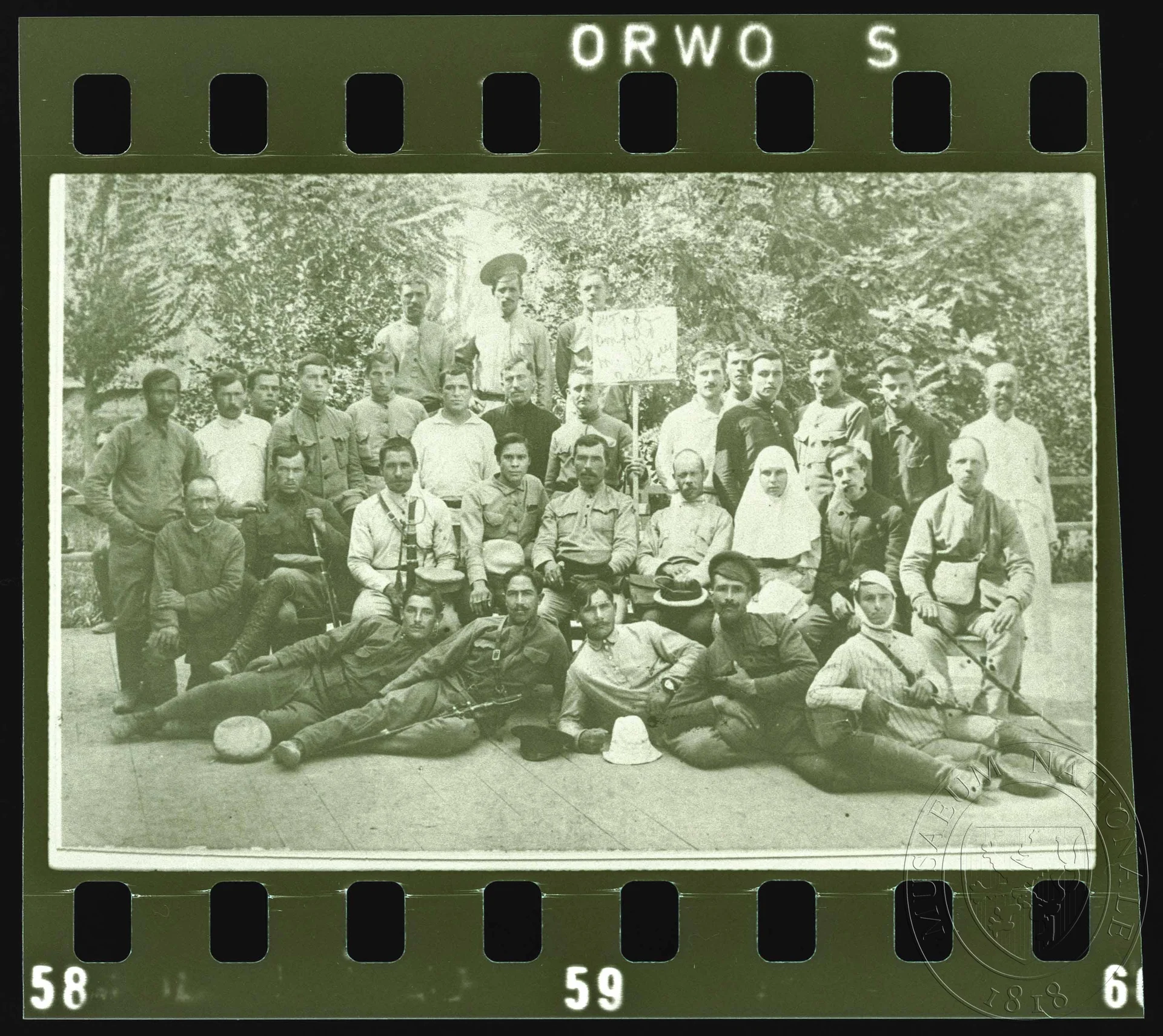 Obrázek Skupinová fotografie, vojáci a zranění